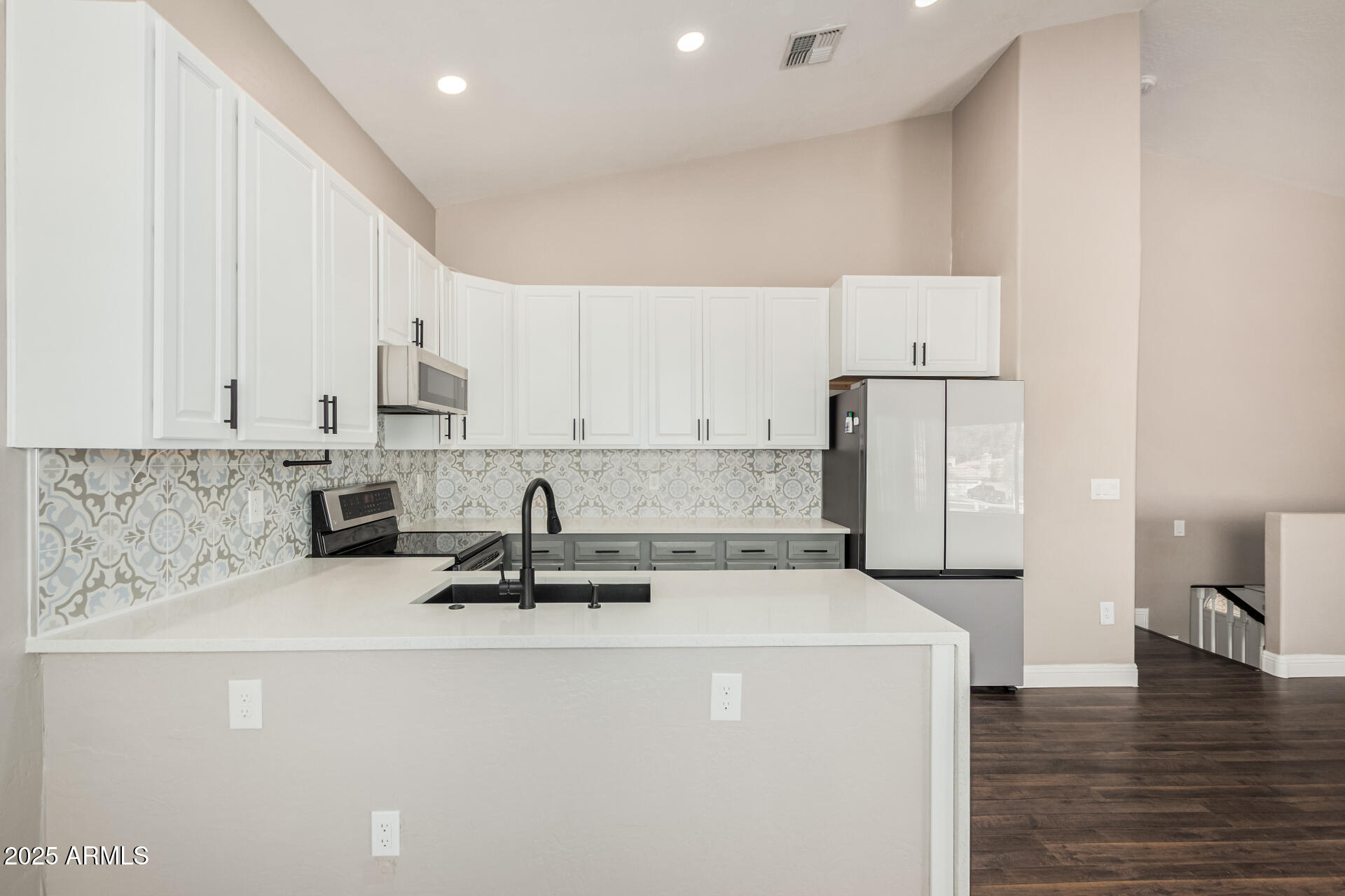 439 N COBBLESTONE Street