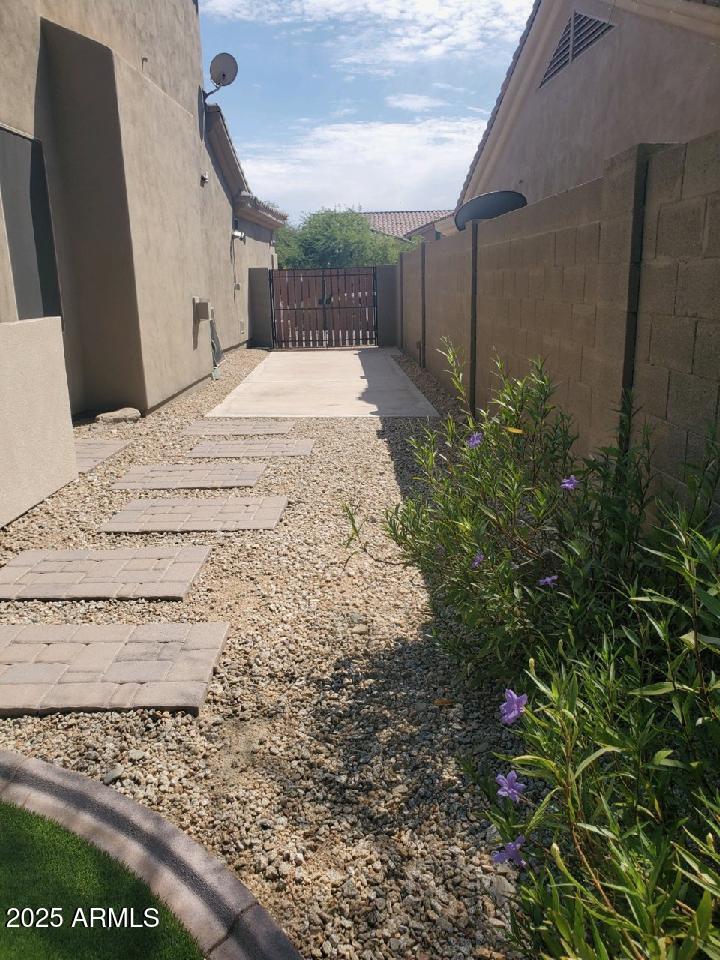 10558 E Meadowhill Drive