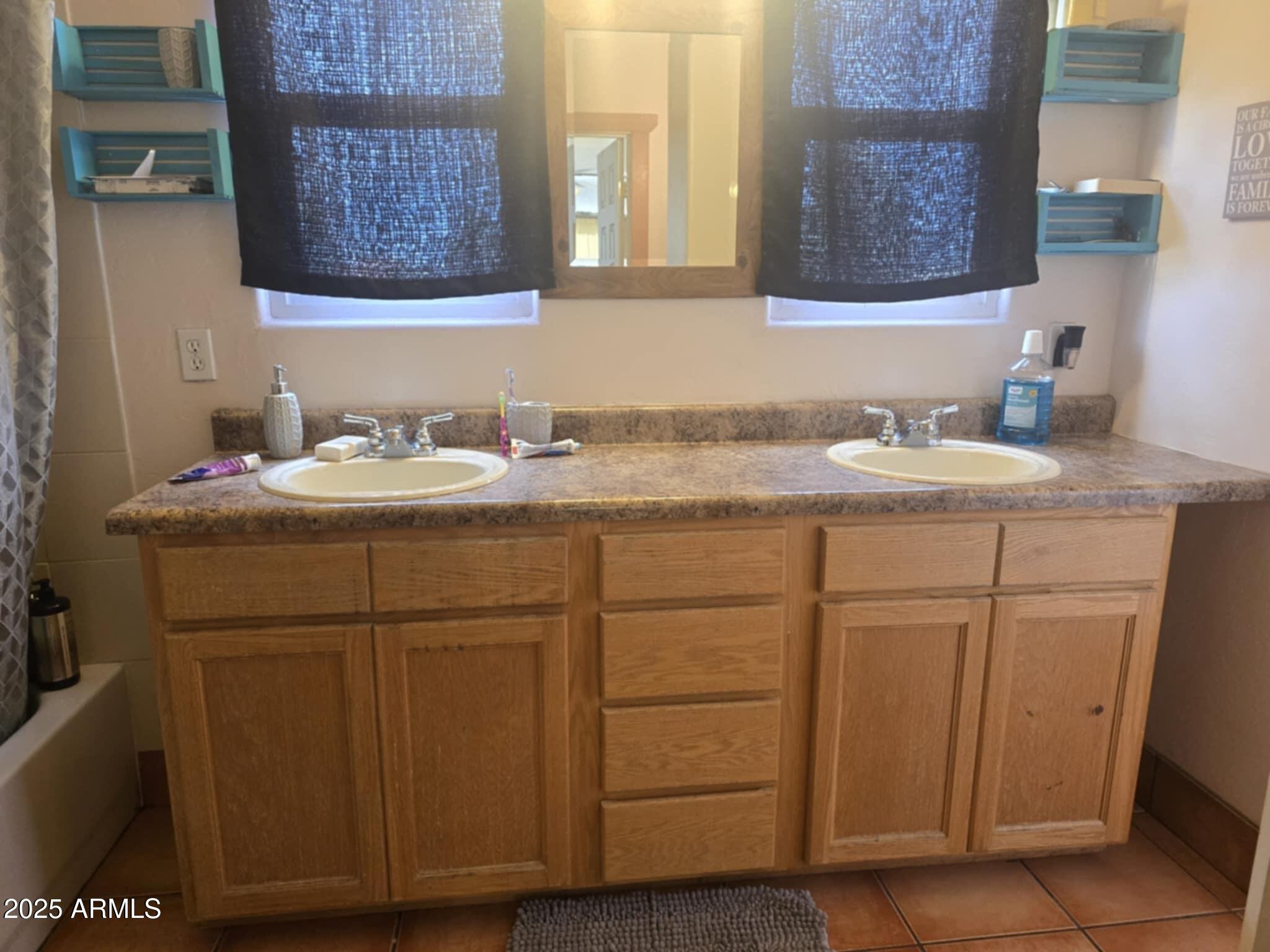 4207 N SANTA FE Avenue