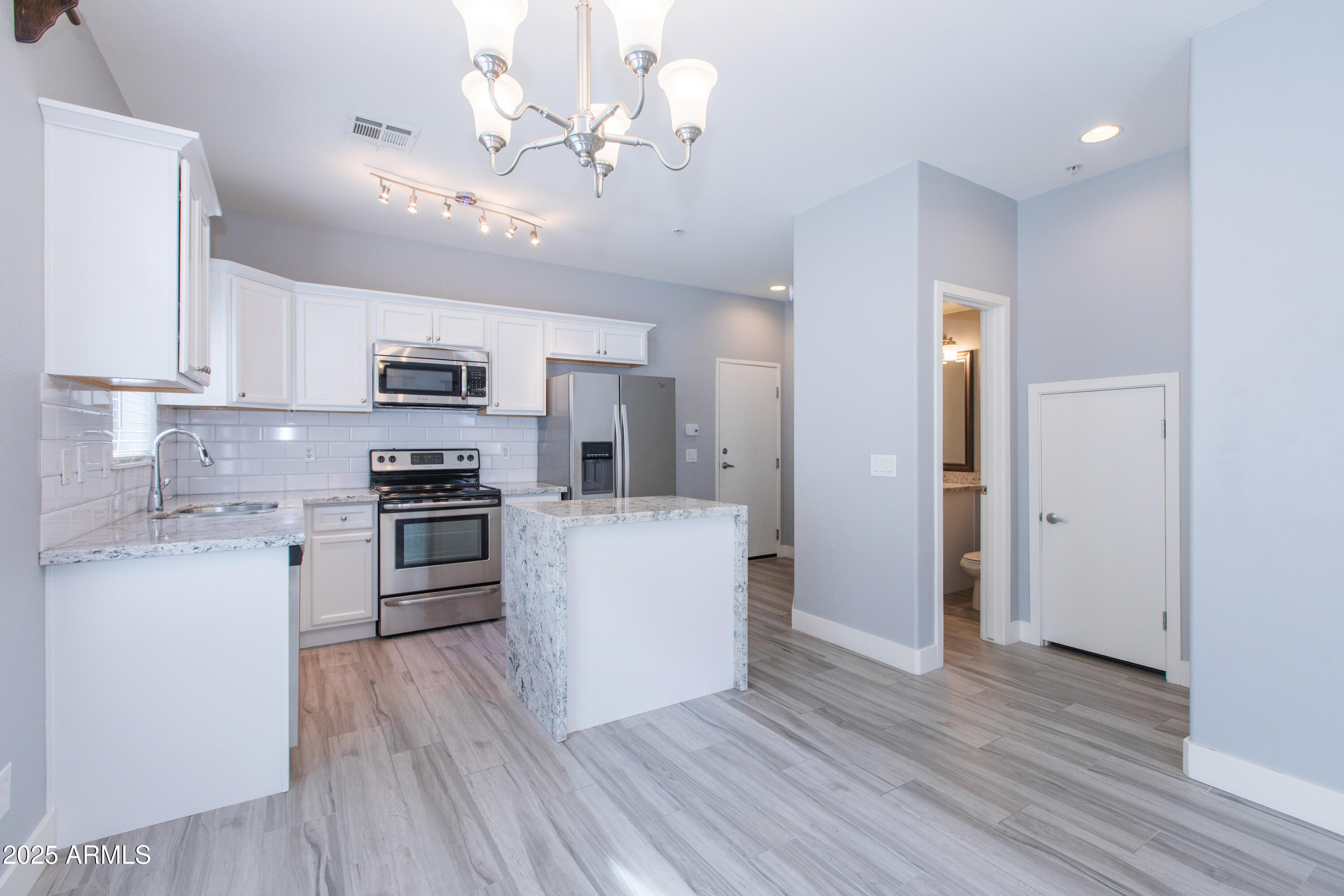 2725 E Mine Creek Road, 1031