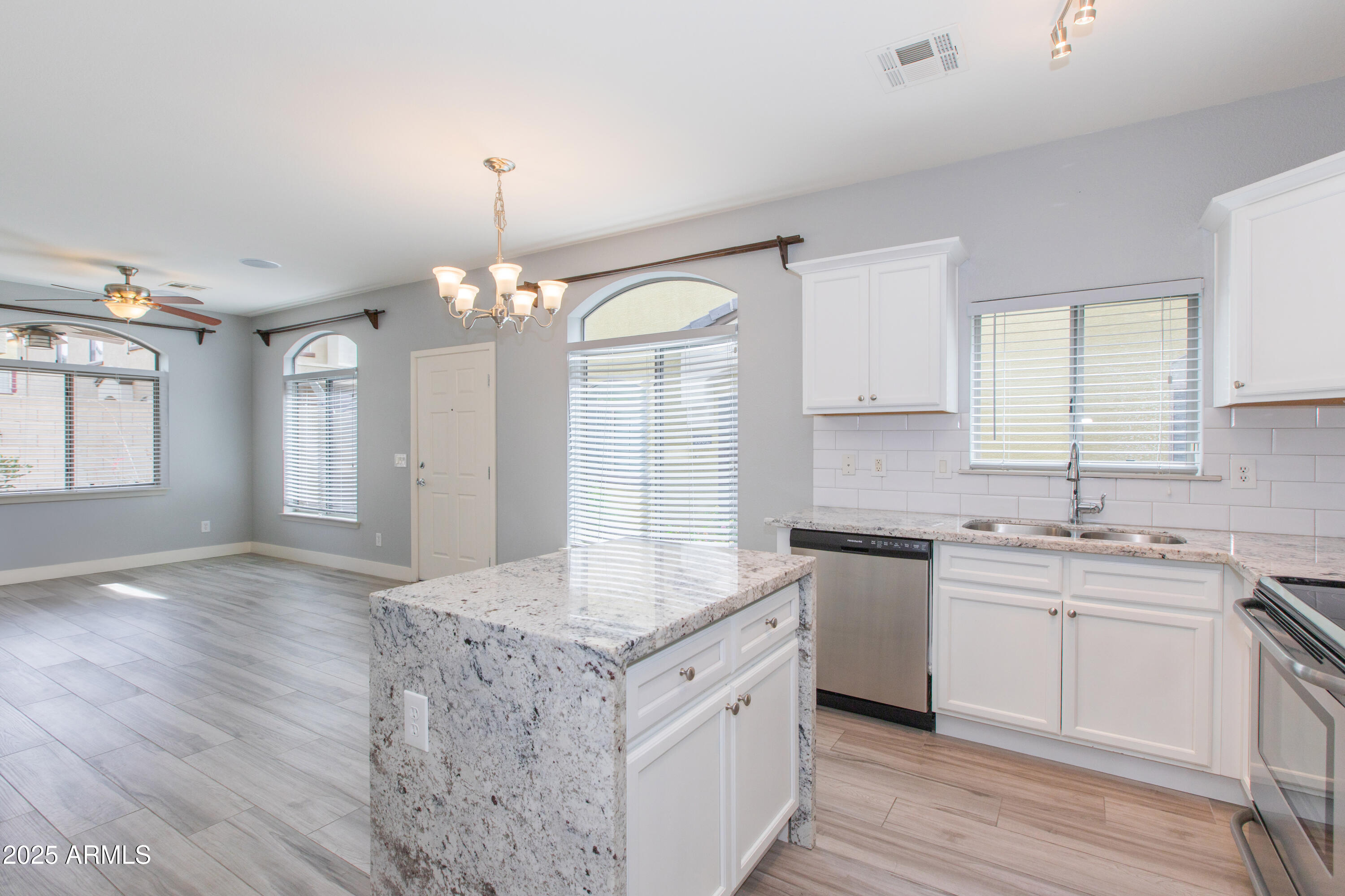 2725 E Mine Creek Road, 1031