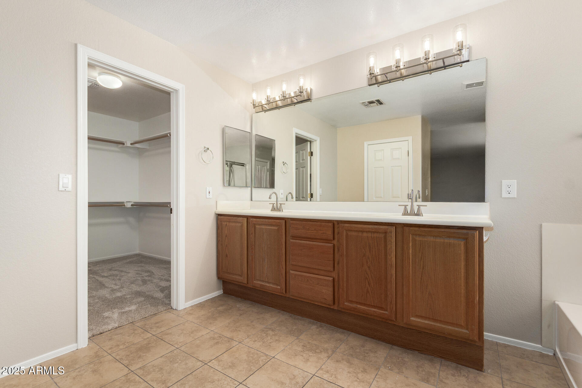 2143 N CHESTNUT Circle