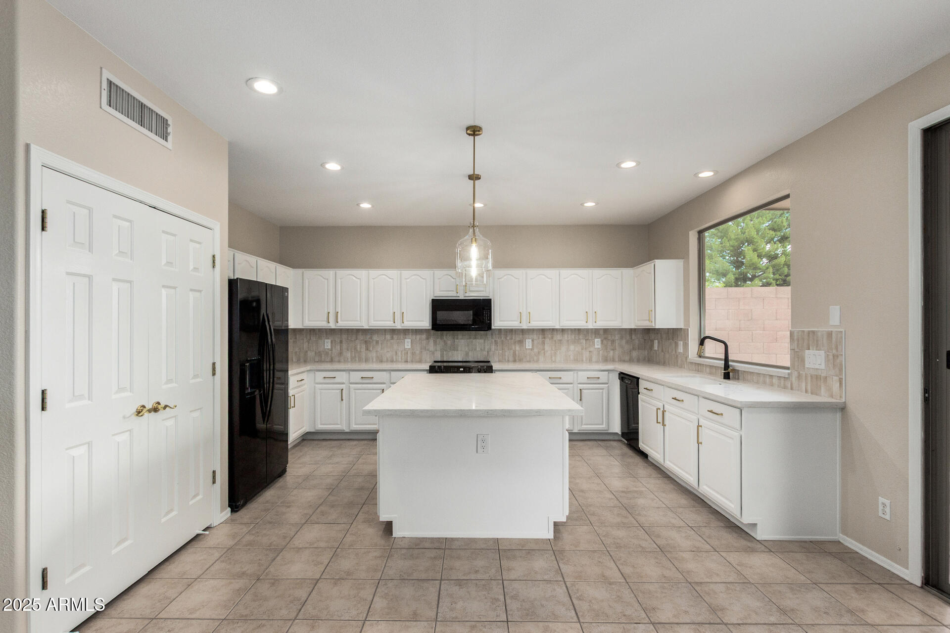 2143 N CHESTNUT Circle