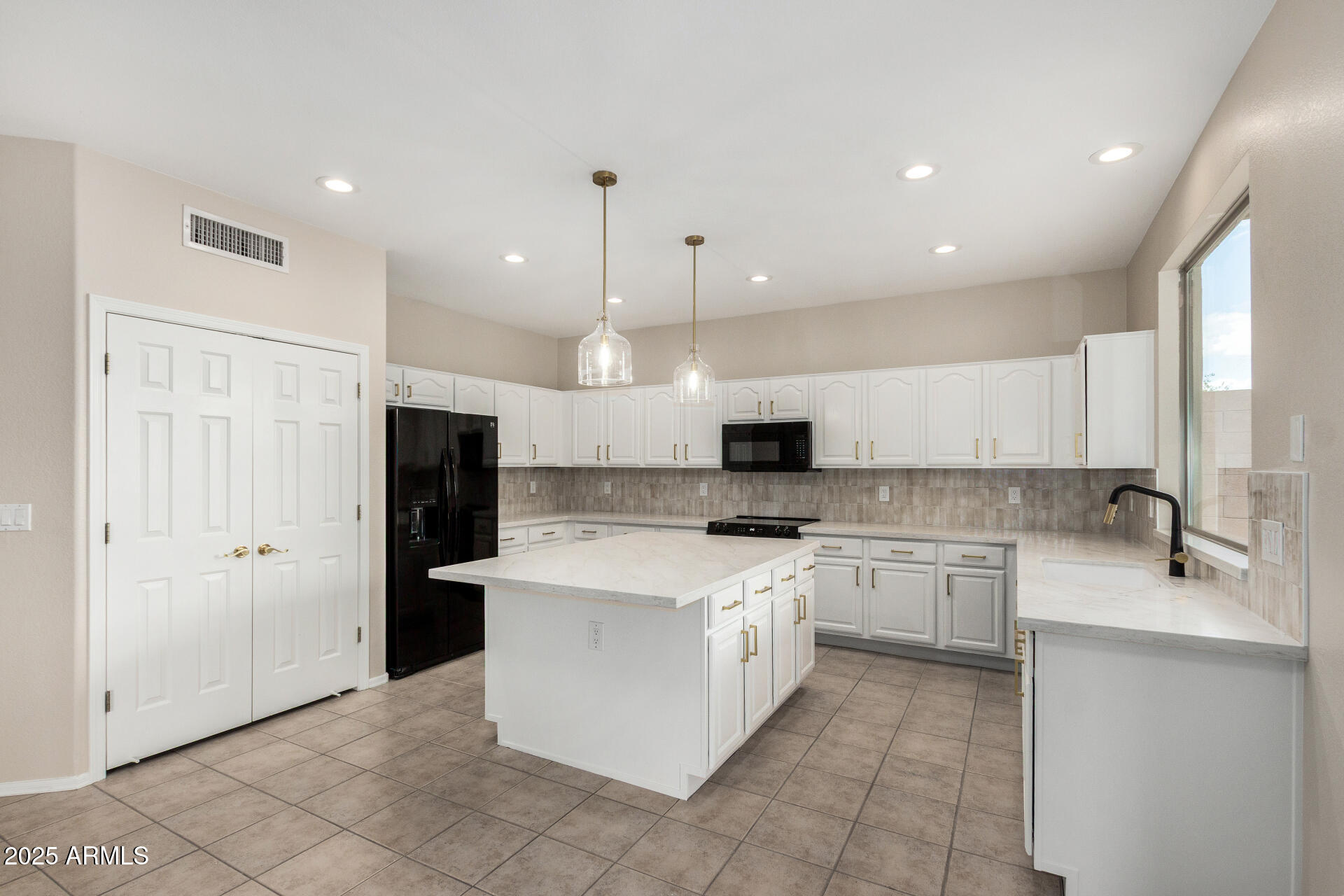 2143 N CHESTNUT Circle