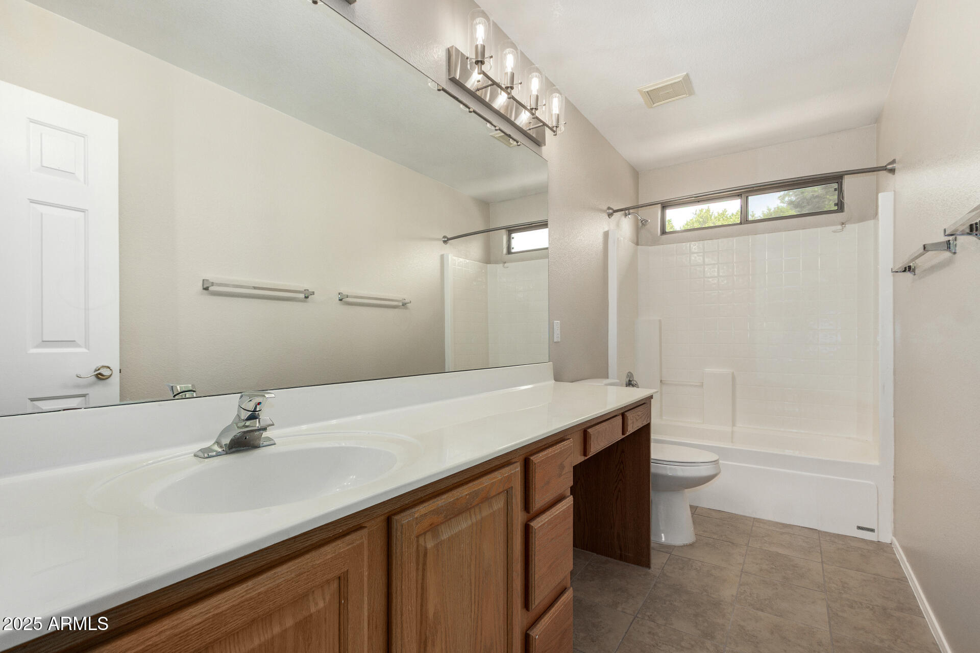 2143 N CHESTNUT Circle