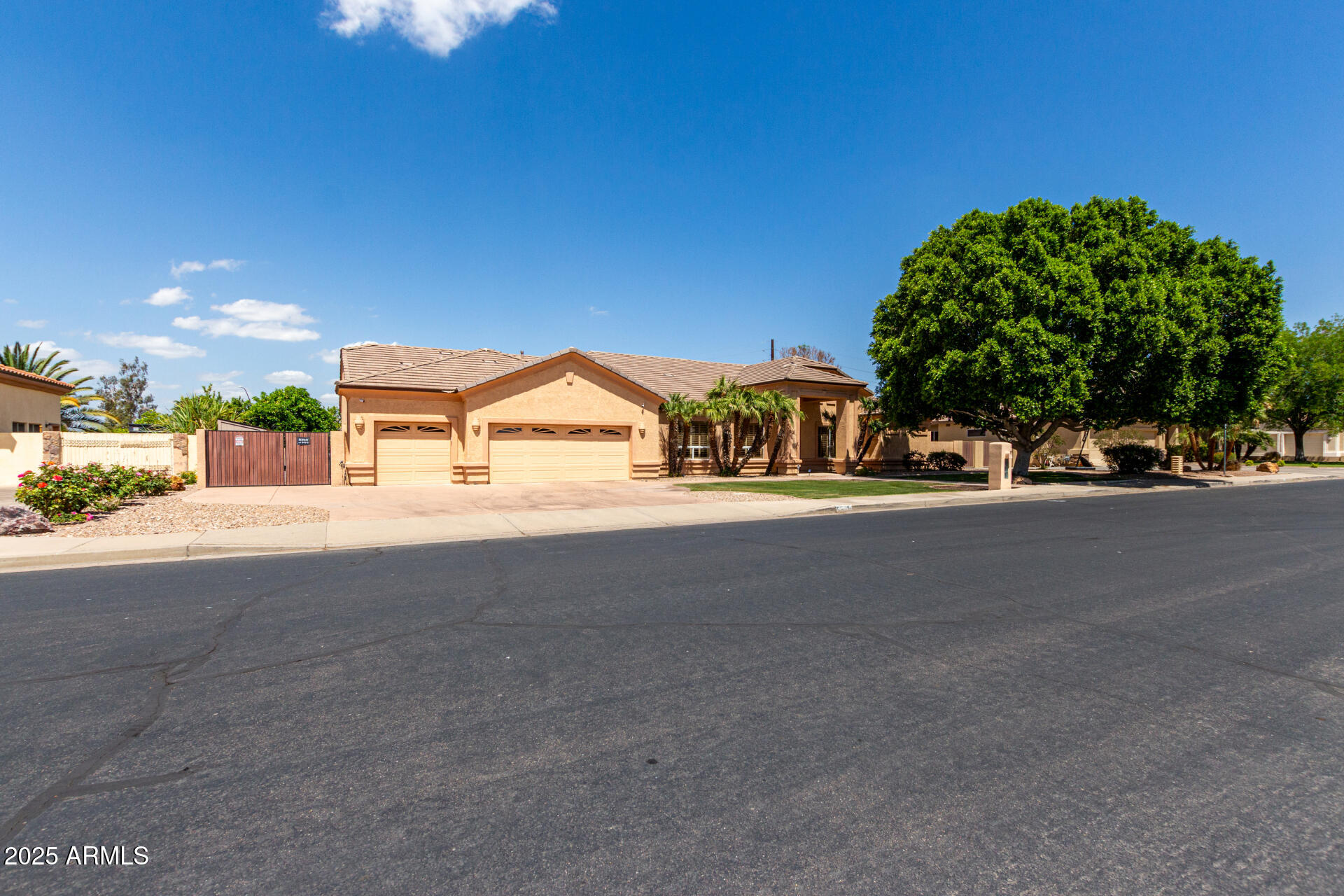 2528 N ASHBROOK Circle