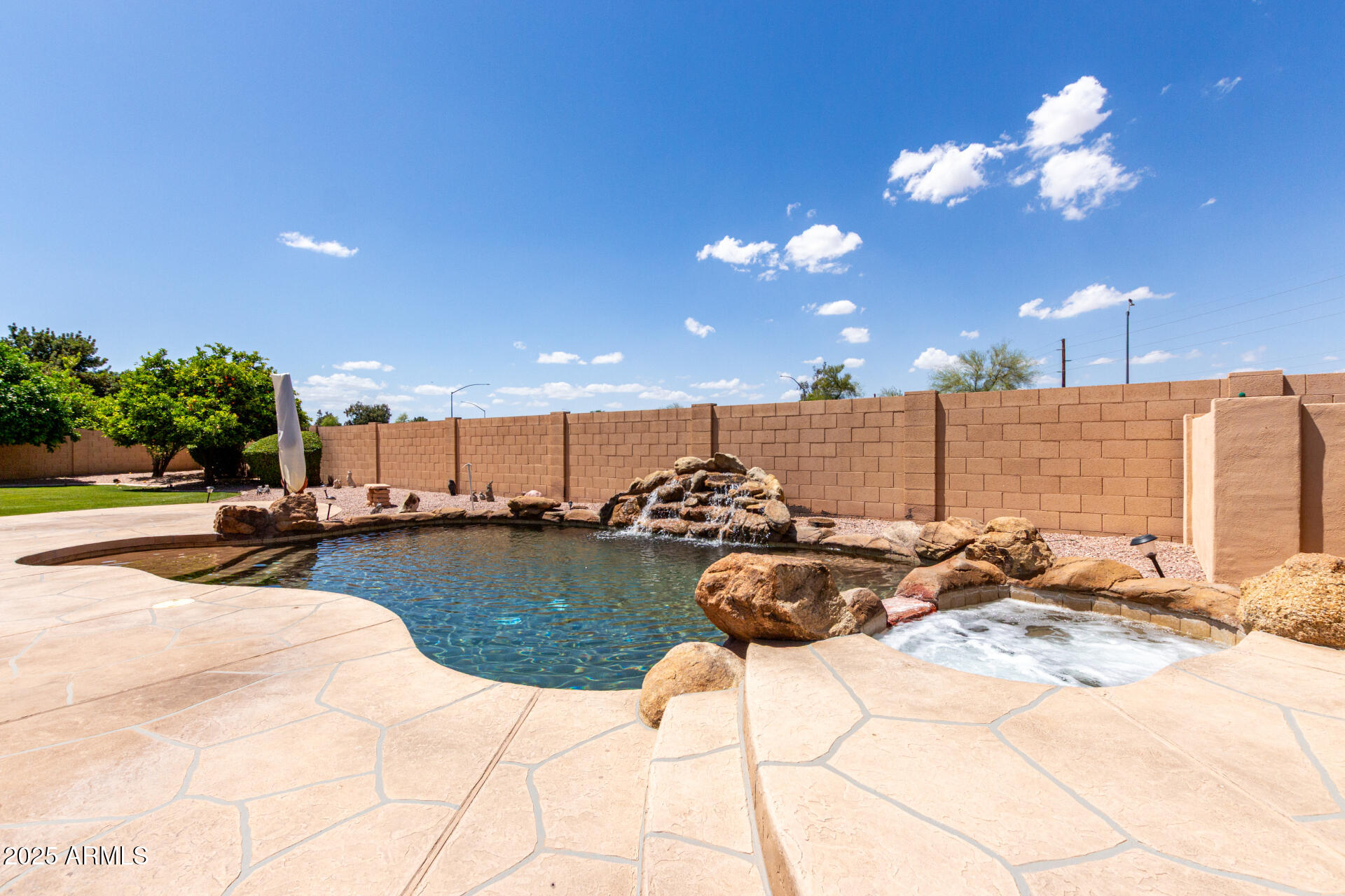 2528 N ASHBROOK Circle