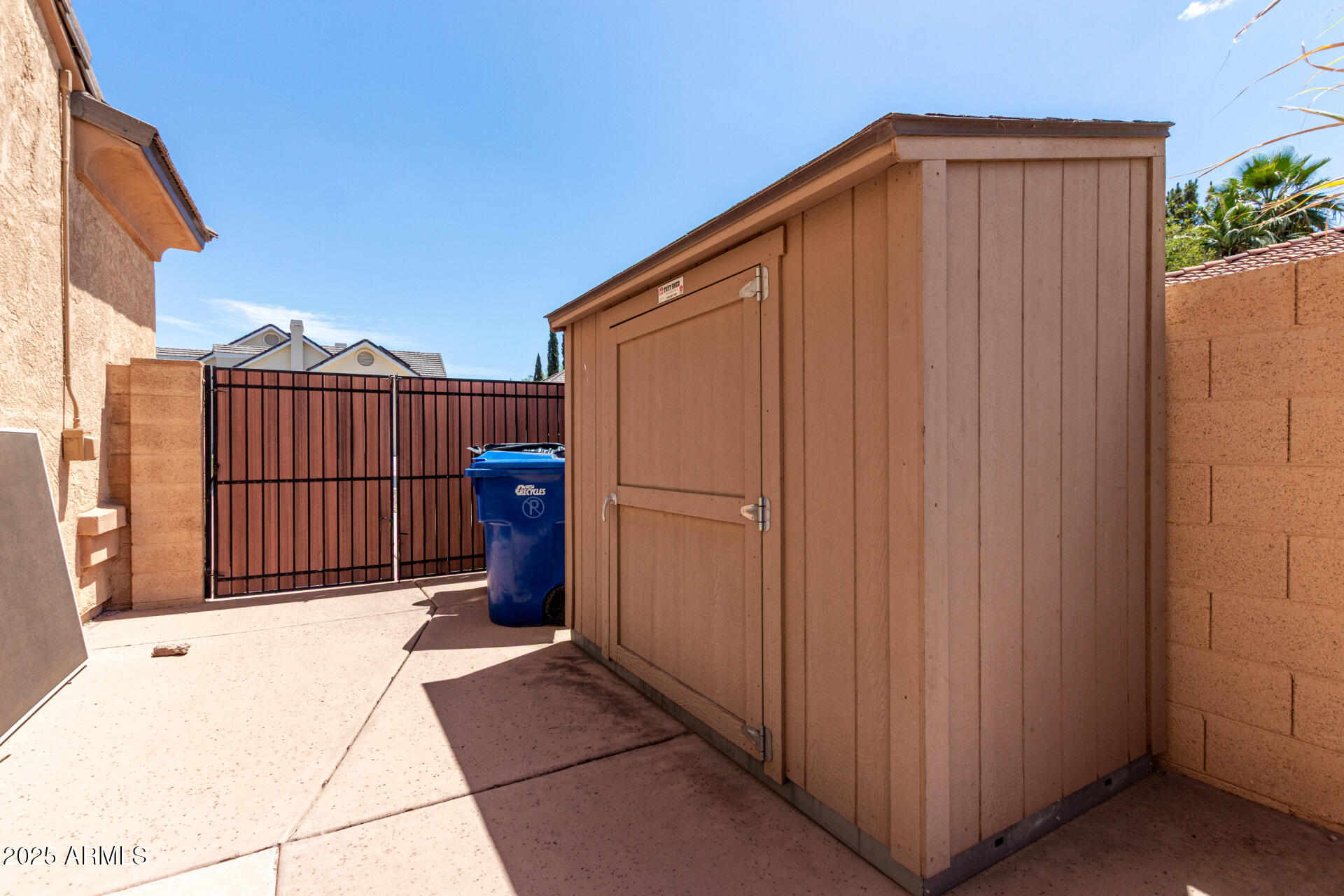 2528 N ASHBROOK Circle