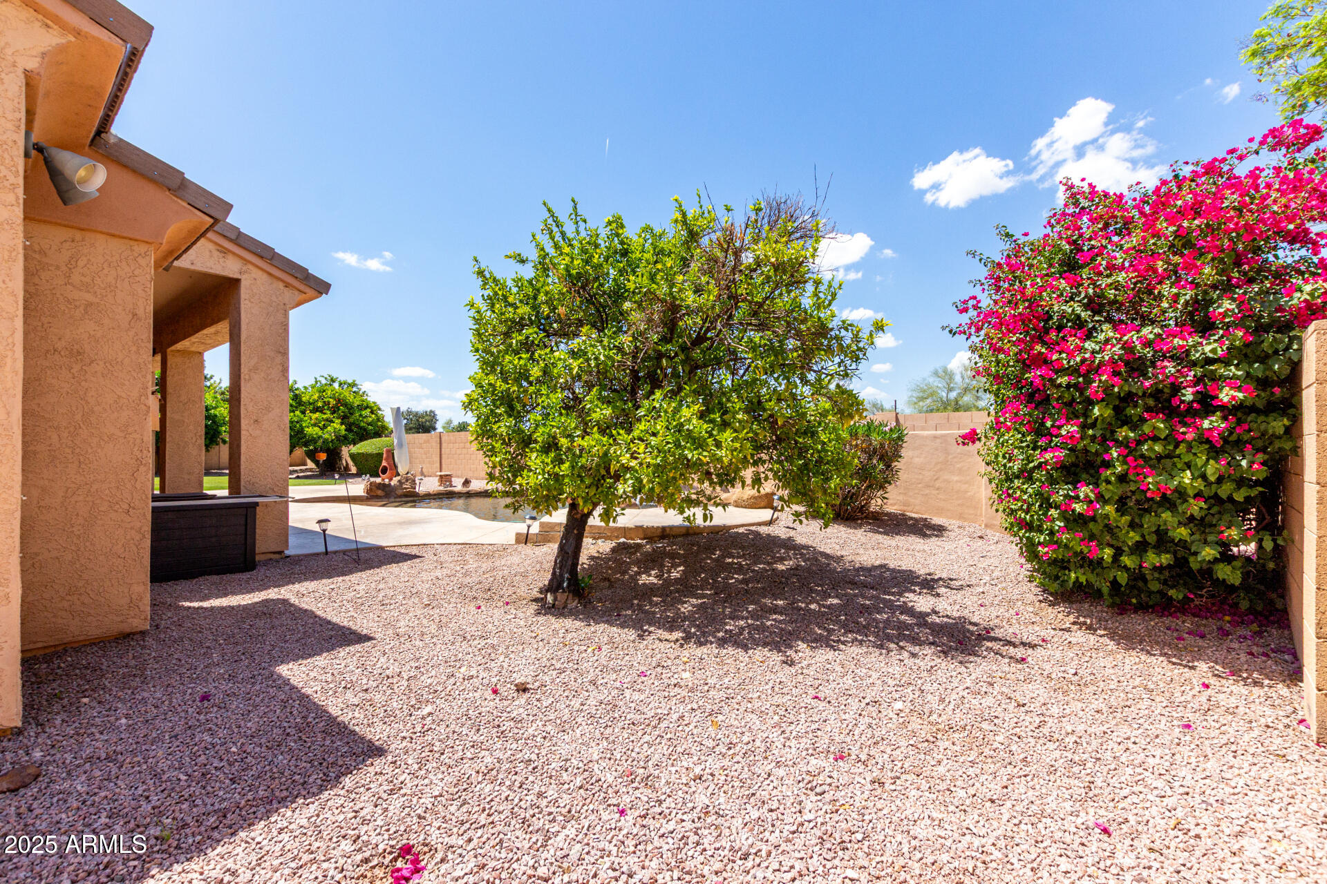 2528 N ASHBROOK Circle