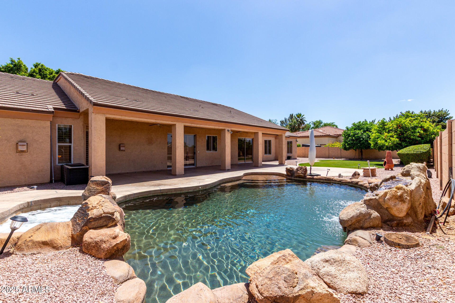 2528 N ASHBROOK Circle