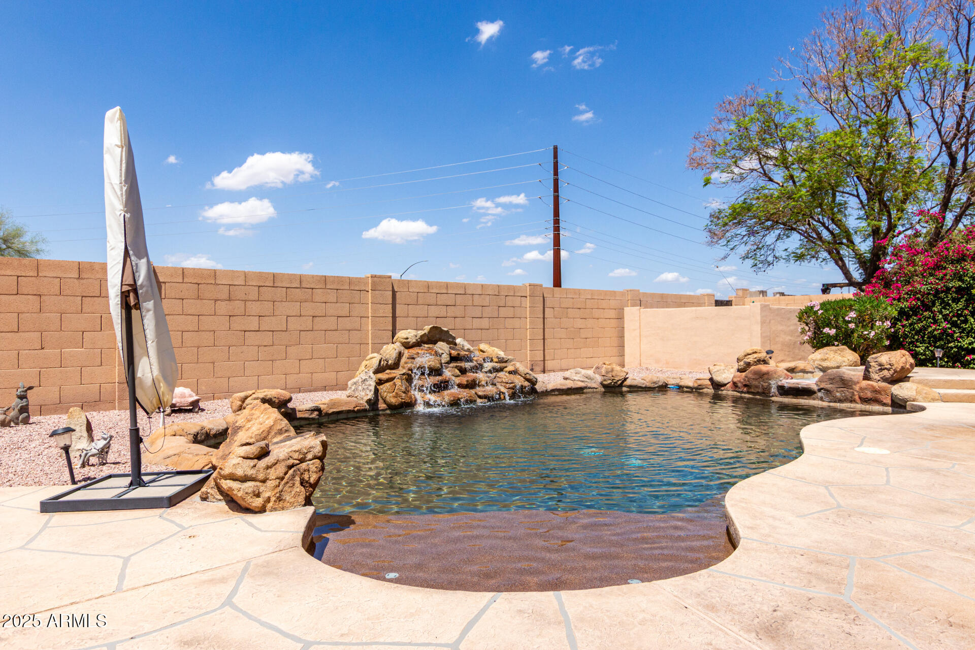 2528 N ASHBROOK Circle