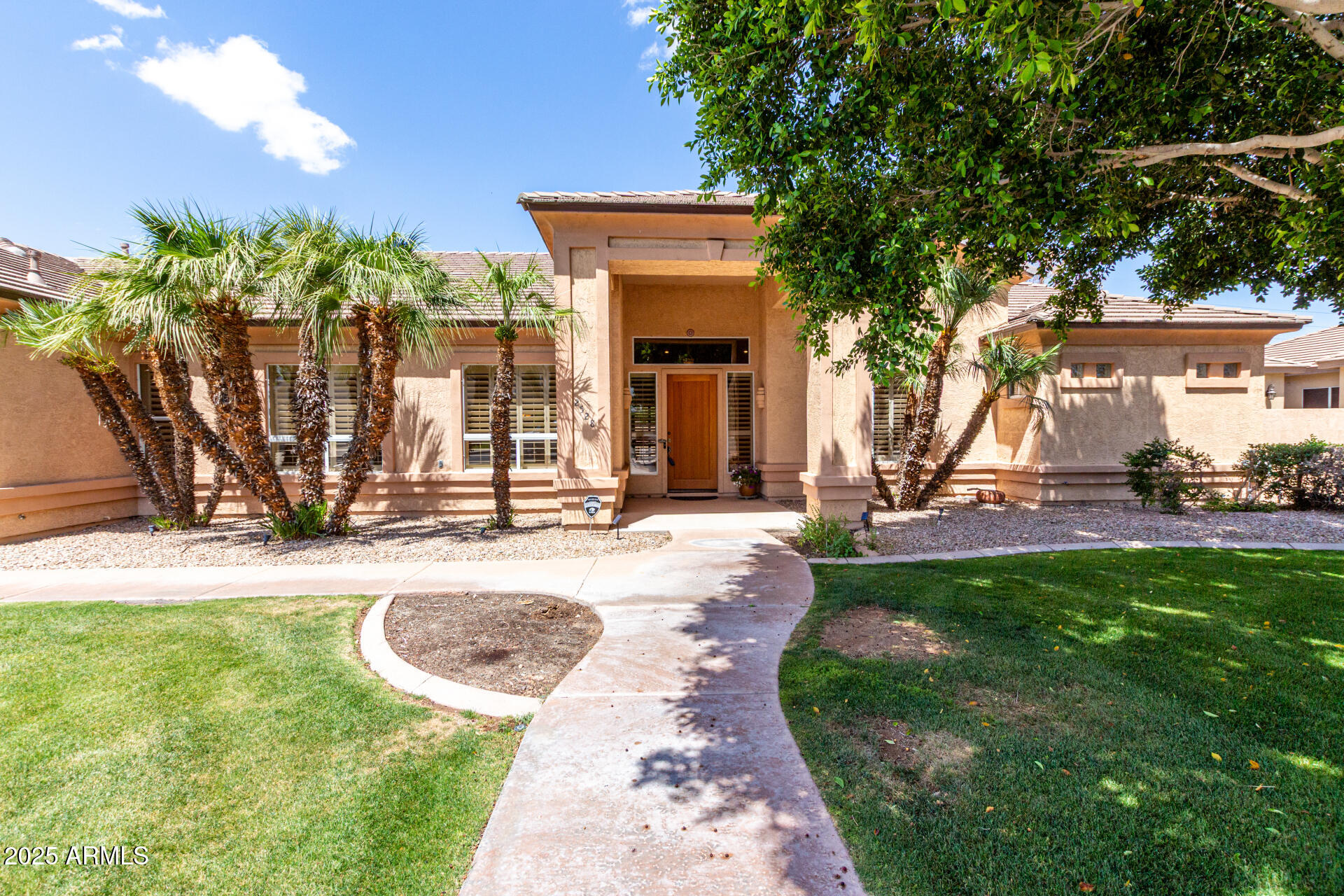 2528 N ASHBROOK Circle