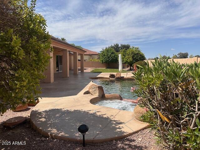 2528 N ASHBROOK Circle