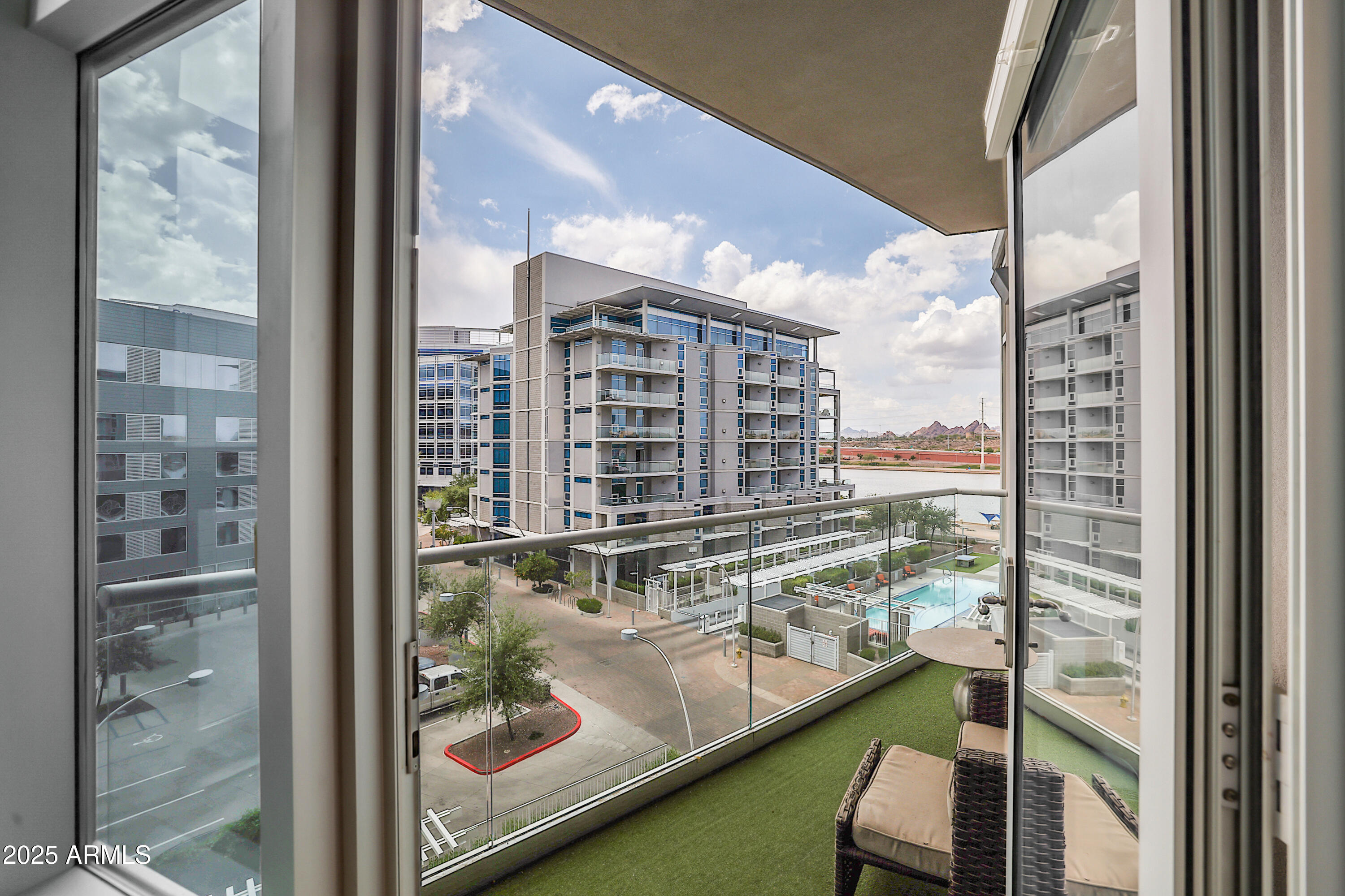 140 E RIO SALADO Parkway, 402