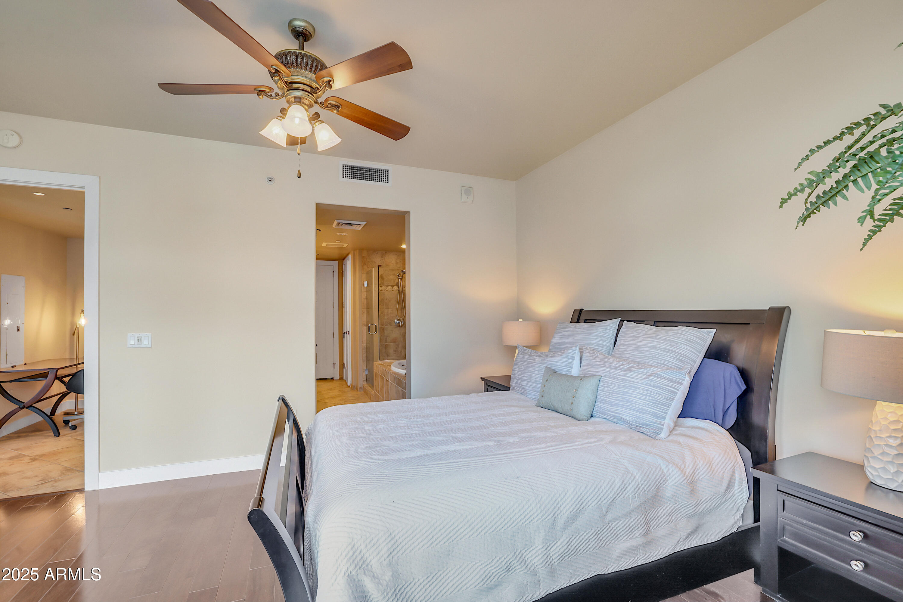 140 E RIO SALADO Parkway, 402