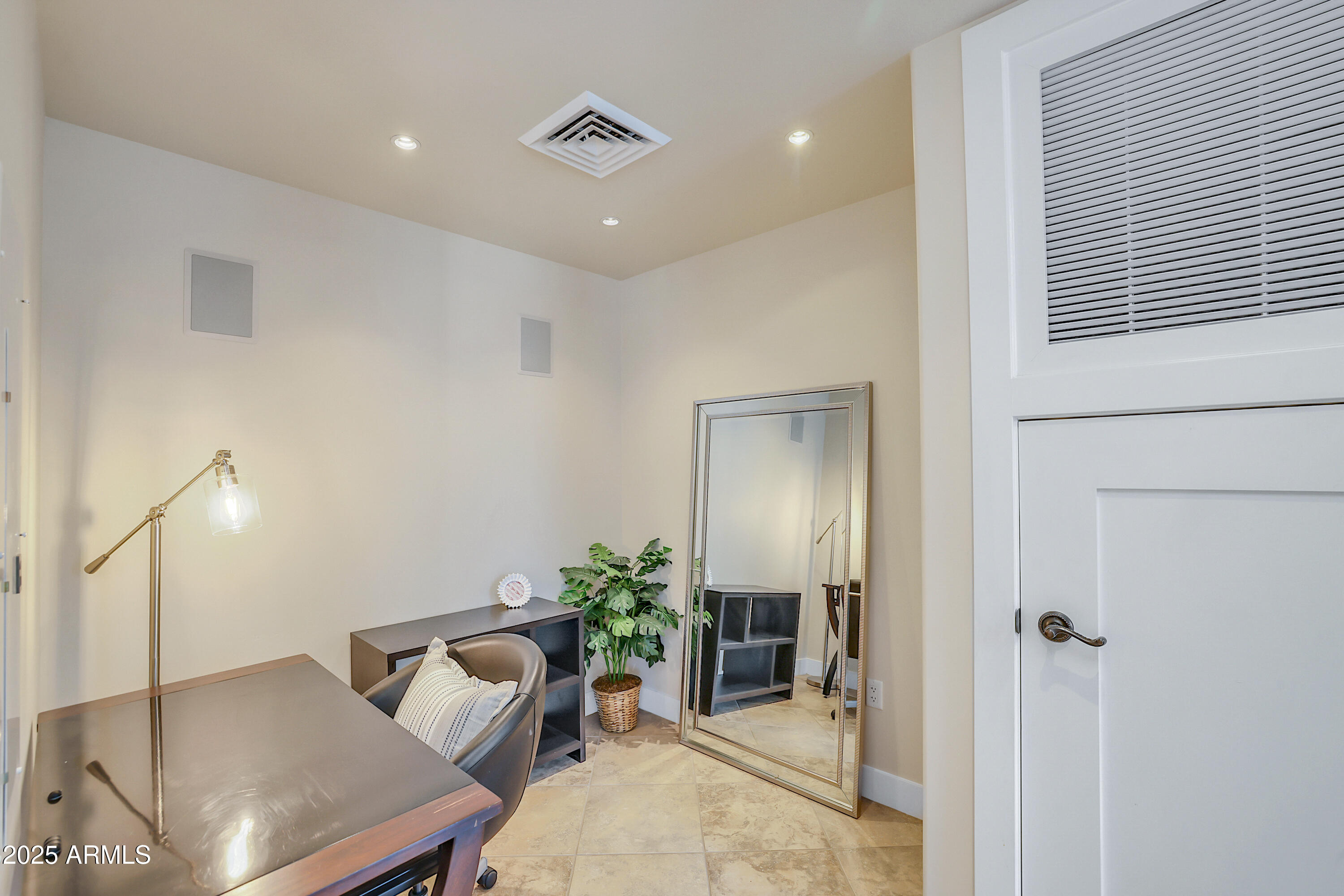 140 E RIO SALADO Parkway, 402