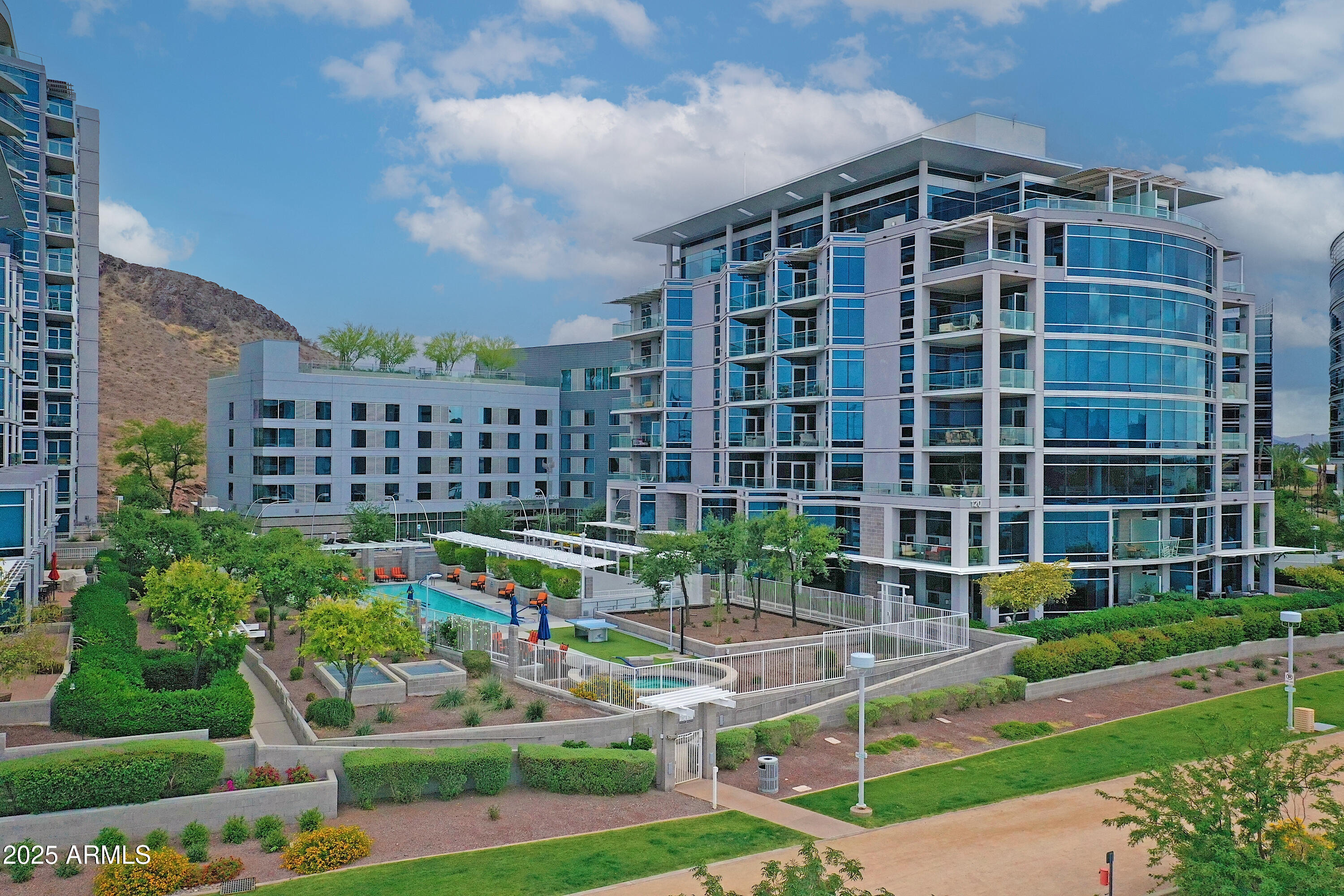 140 E RIO SALADO Parkway, 402