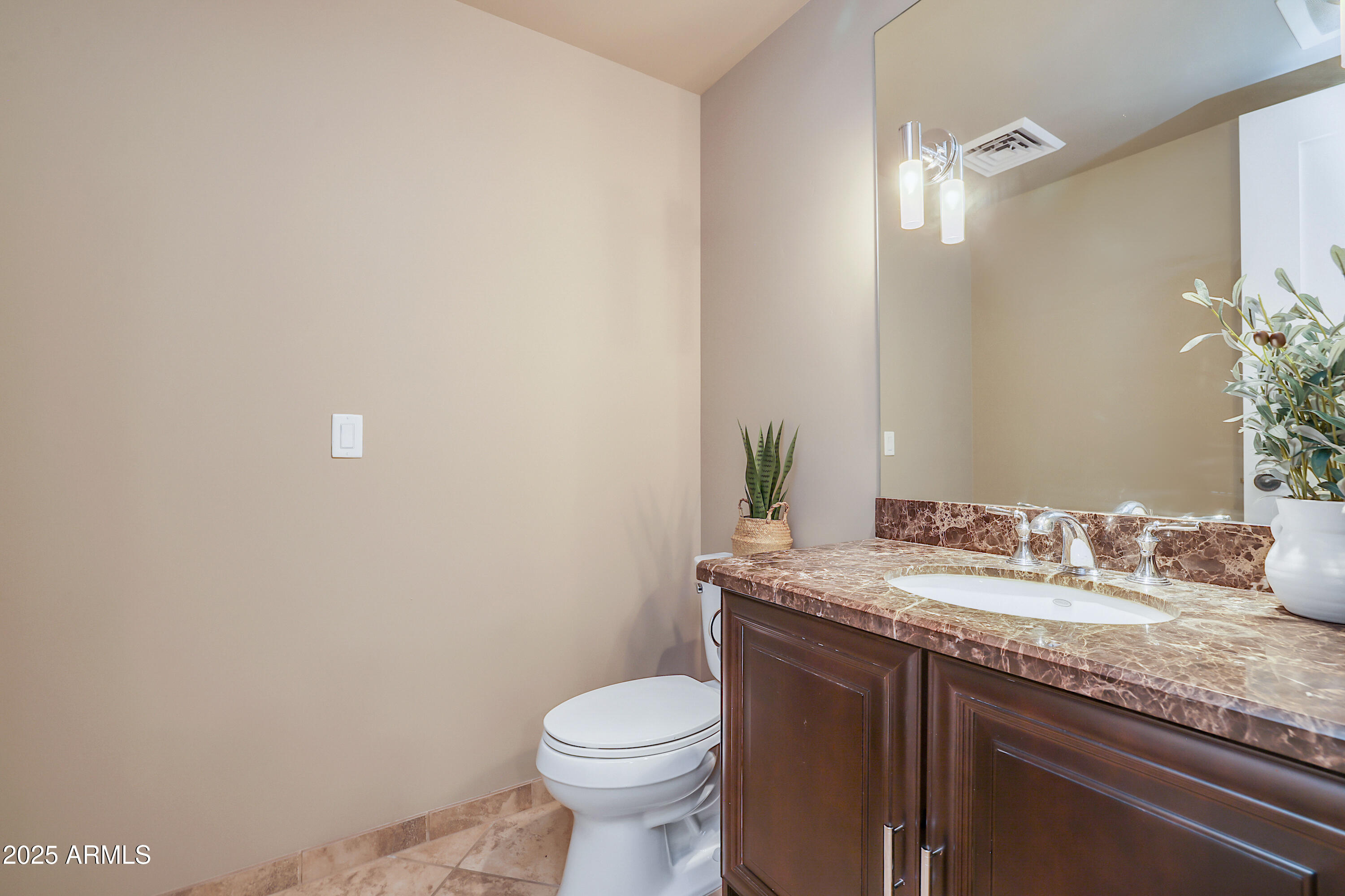 140 E RIO SALADO Parkway, 402