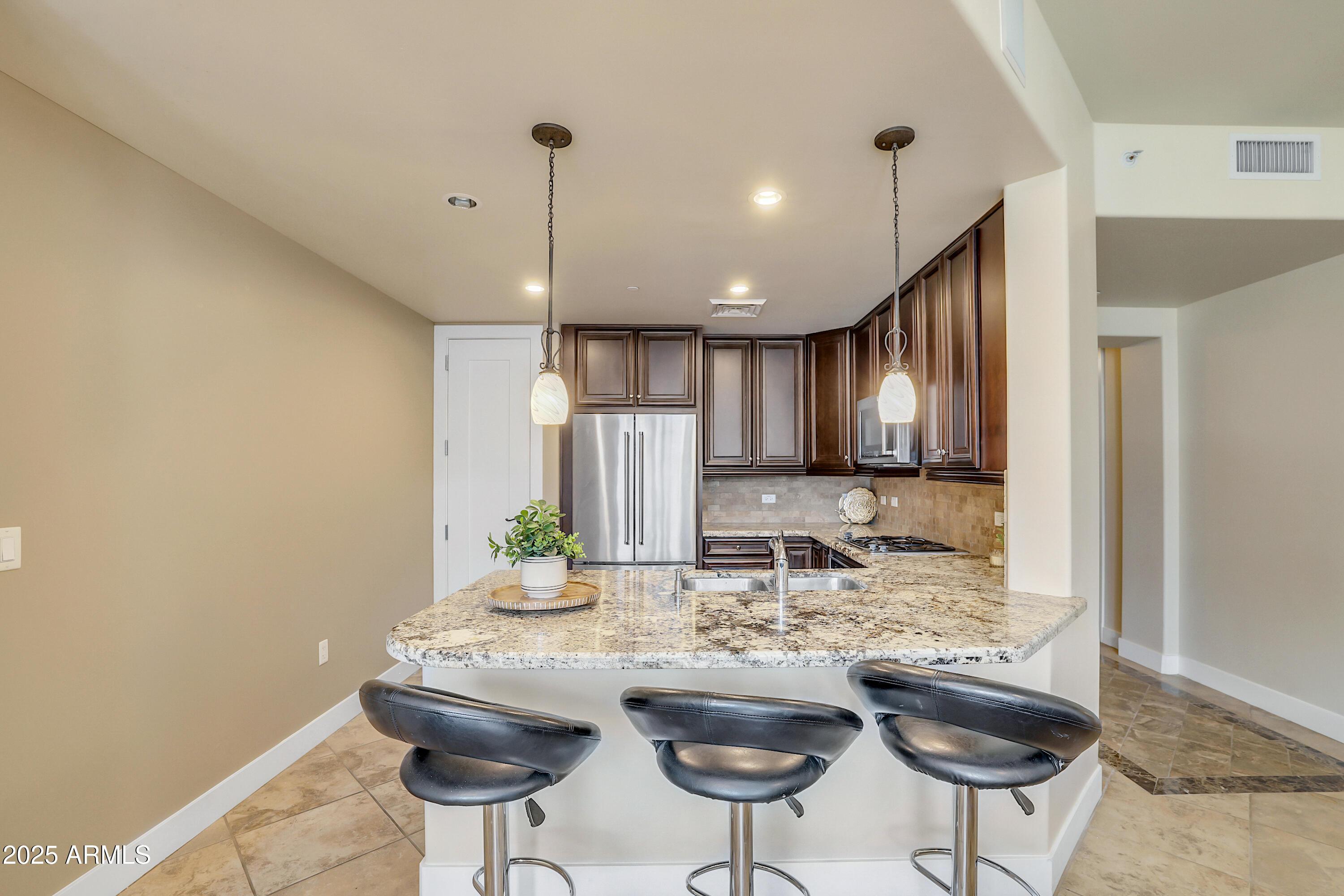 140 E RIO SALADO Parkway, 402