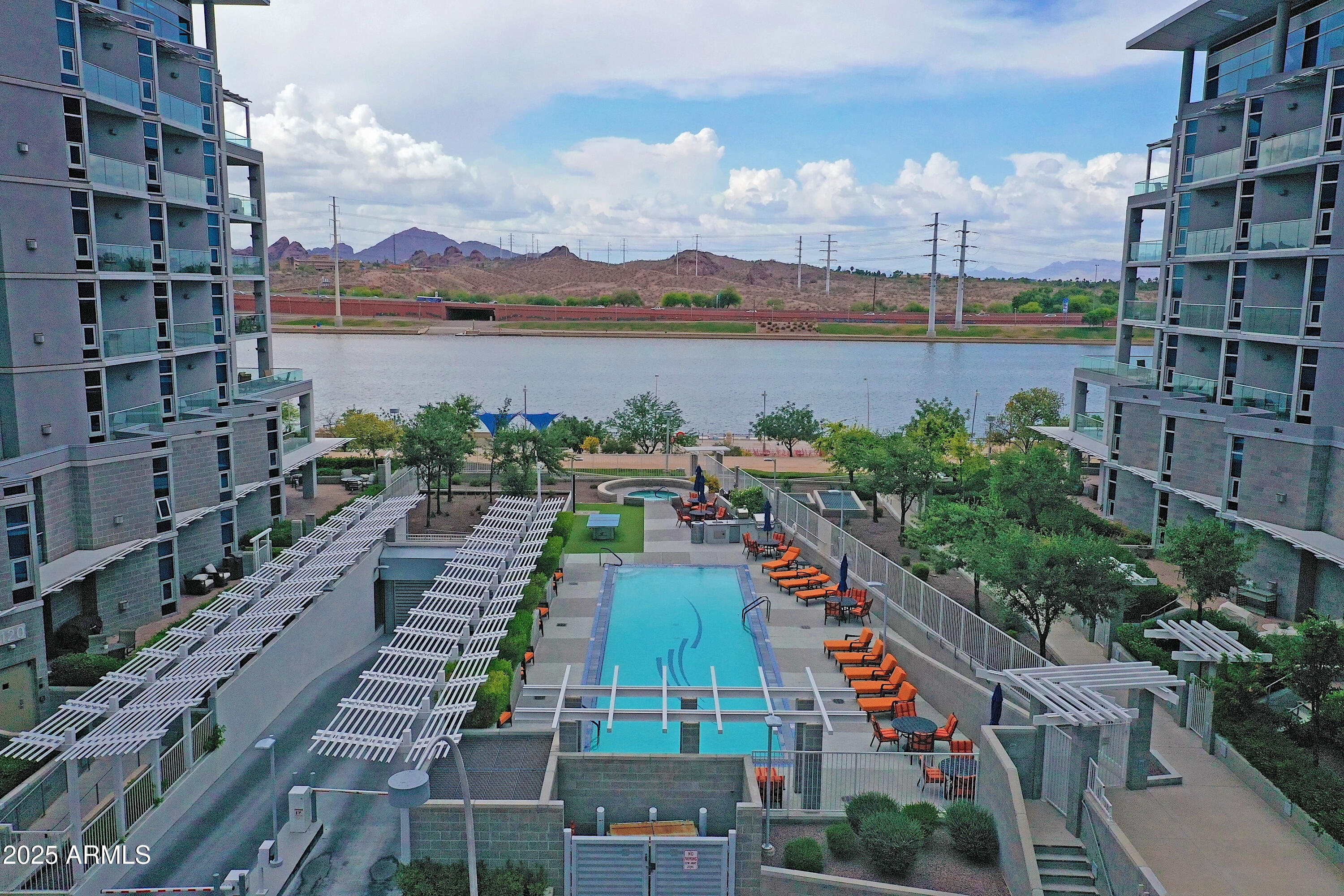 140 E RIO SALADO Parkway, 402