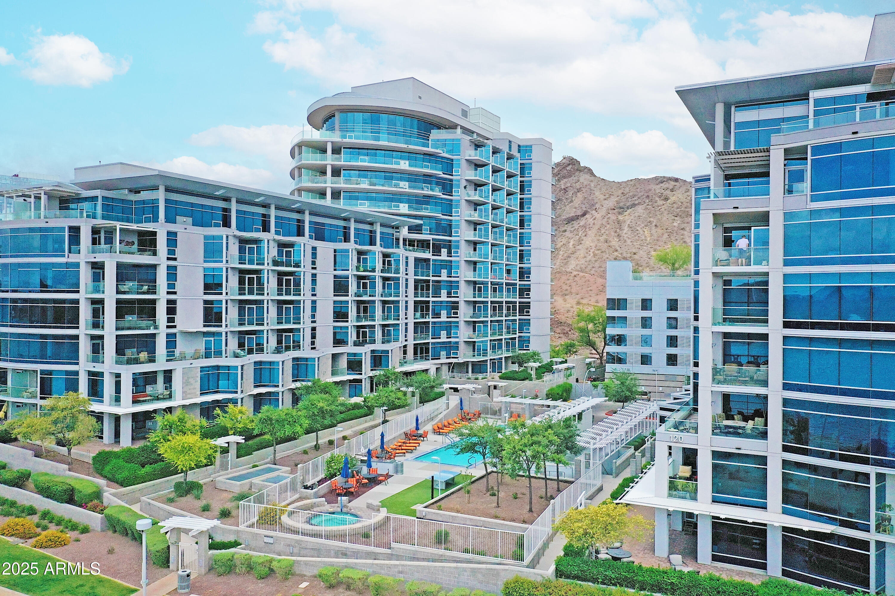 140 E RIO SALADO Parkway, 402