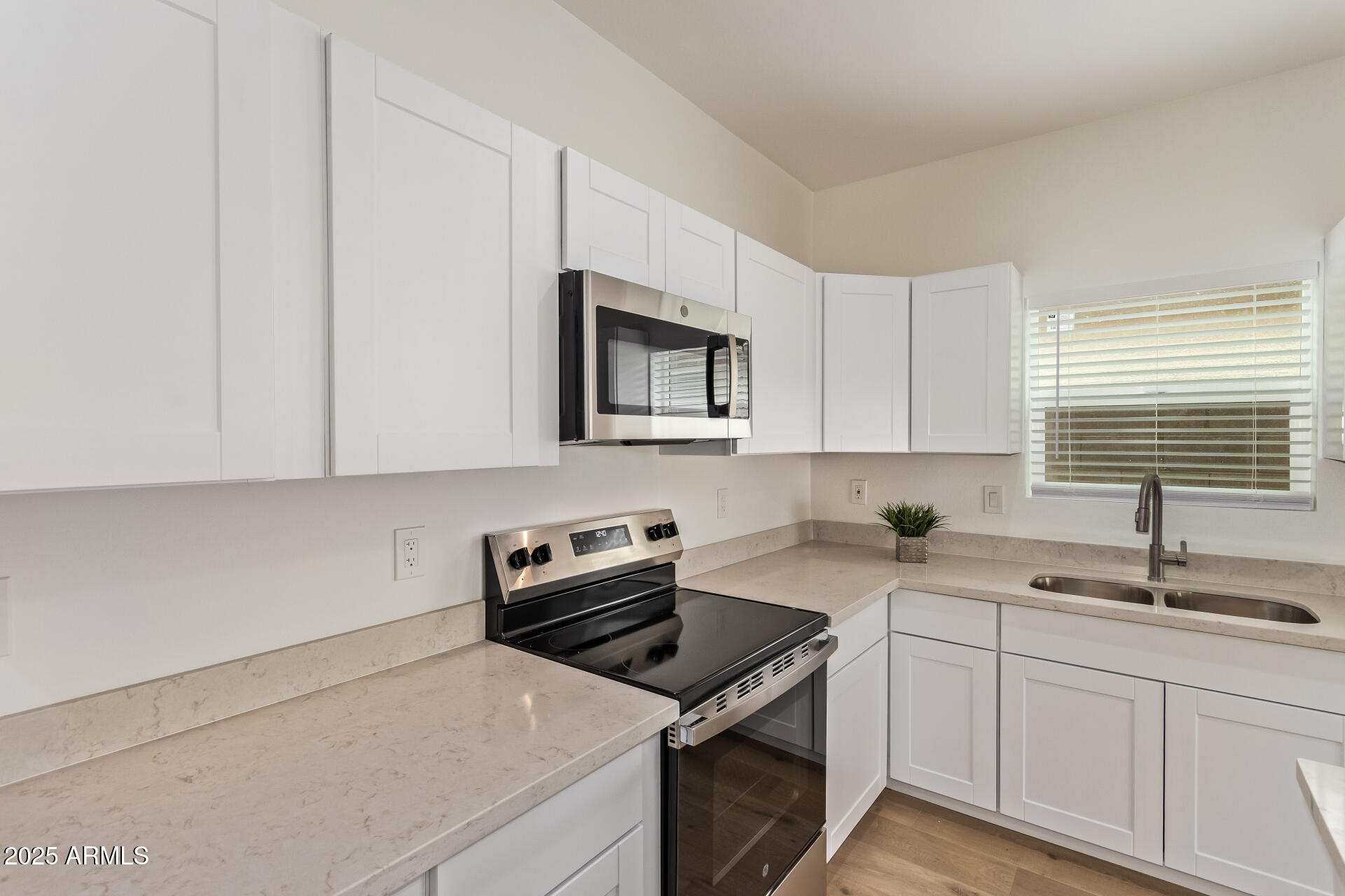 1737 W PINKLEY Avenue