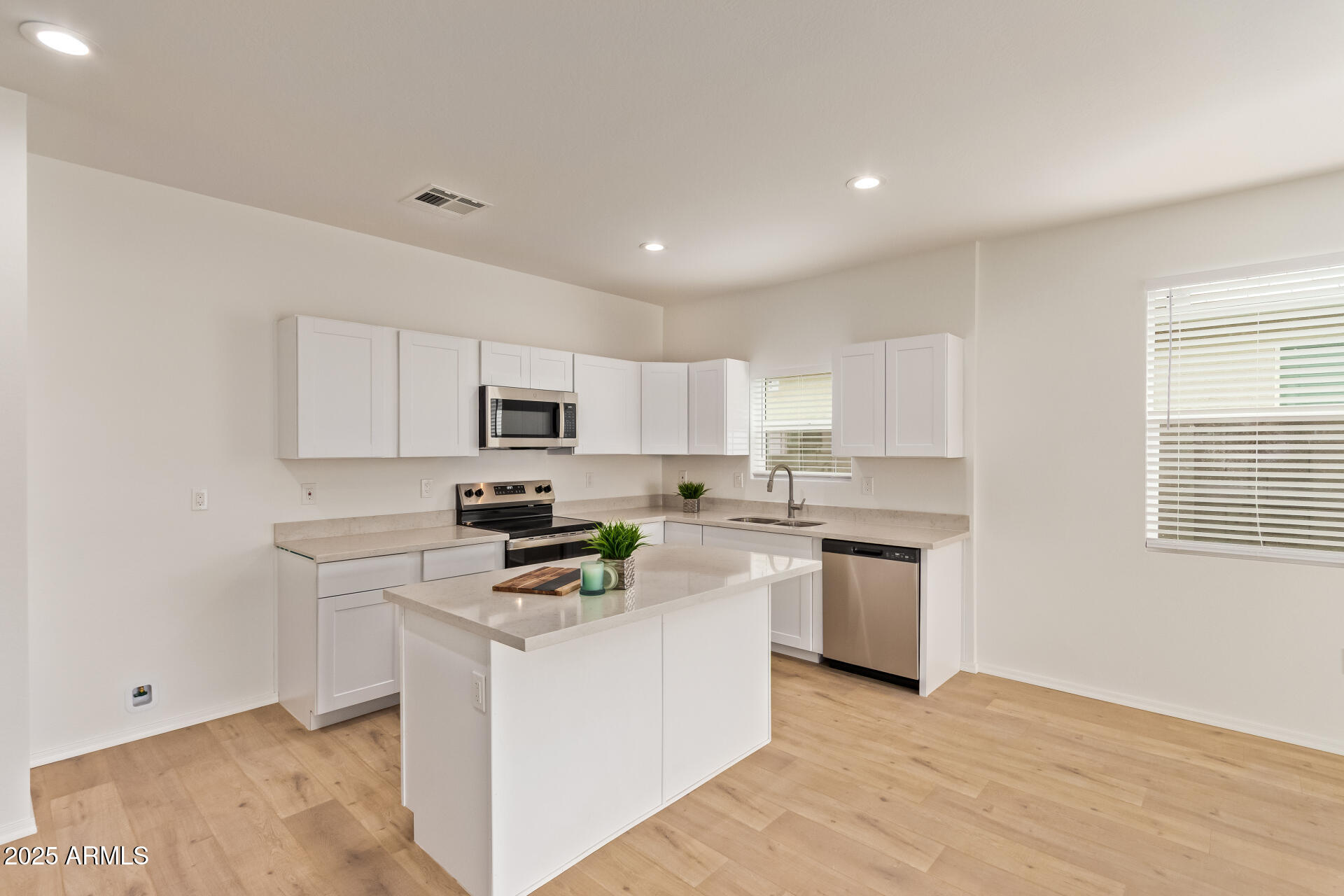 1737 W PINKLEY Avenue