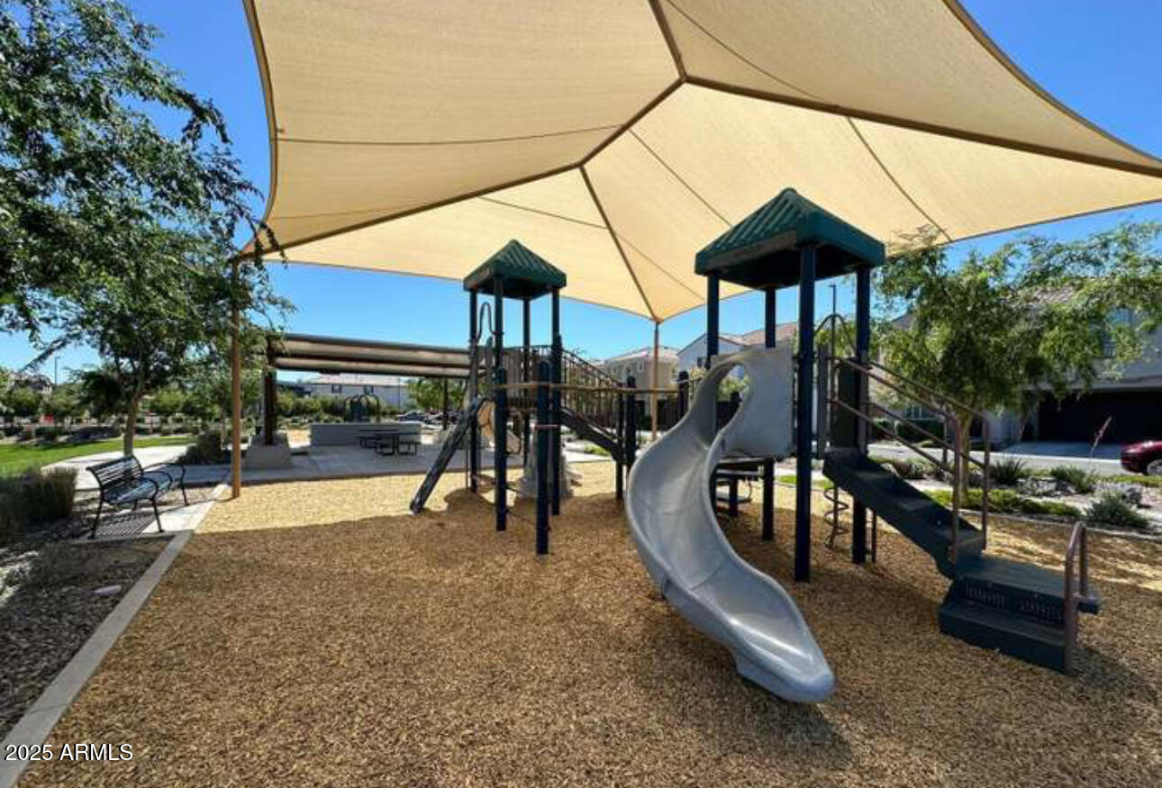 1081 E ARMSTRONG Way