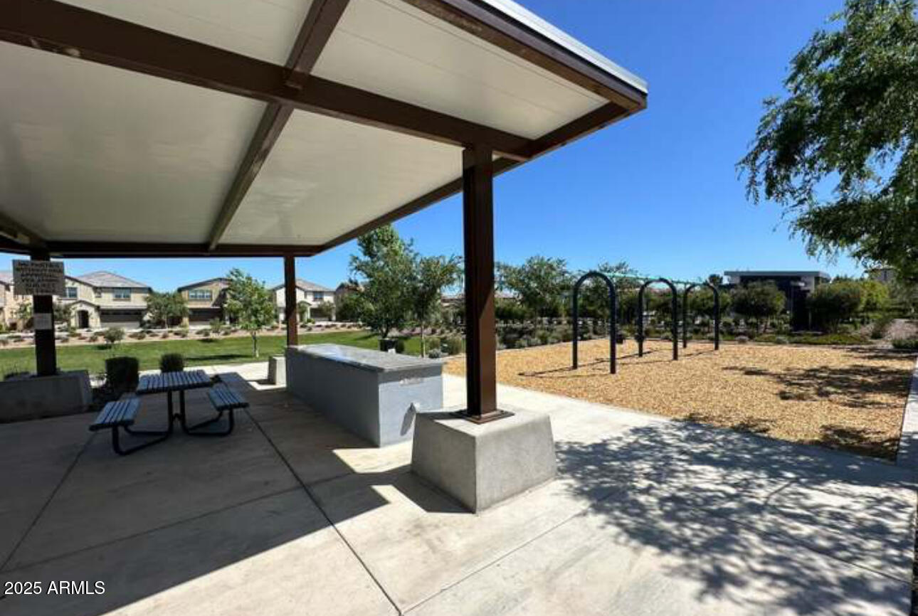 1081 E ARMSTRONG Way