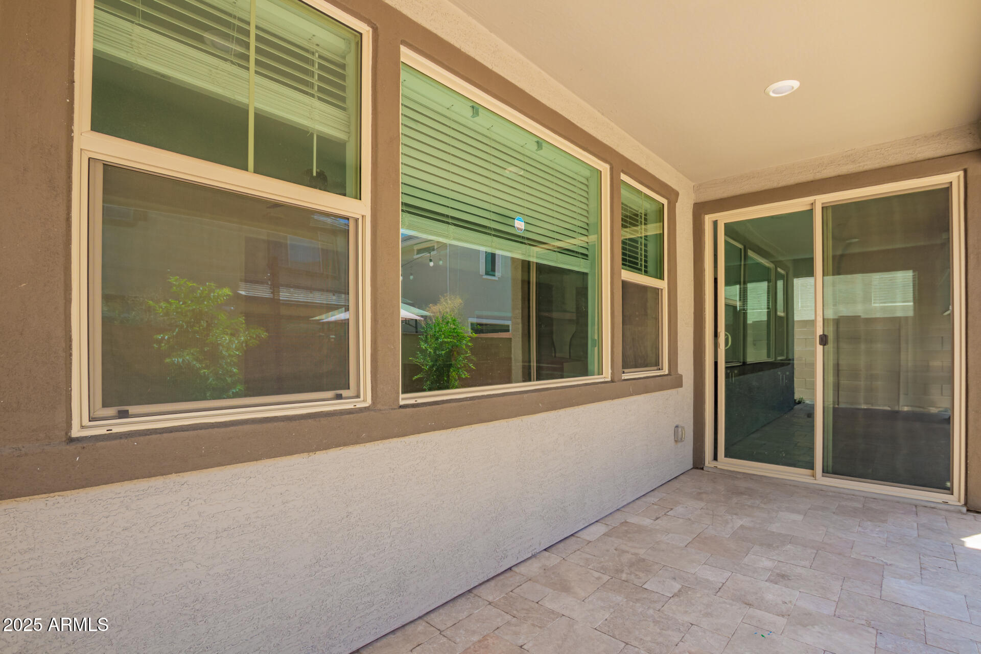 1081 E ARMSTRONG Way