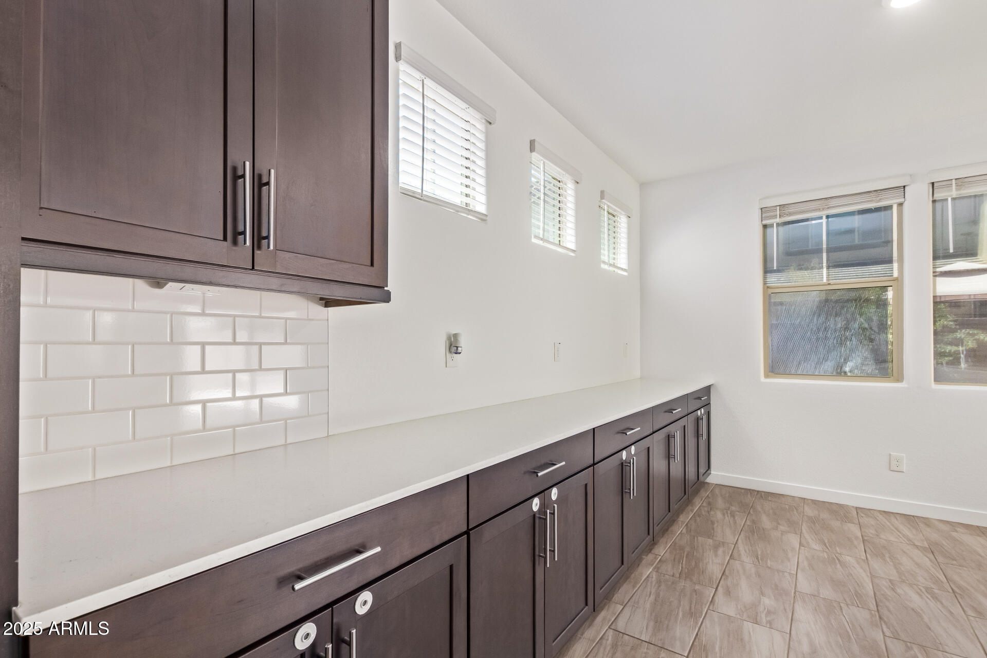 1081 E ARMSTRONG Way