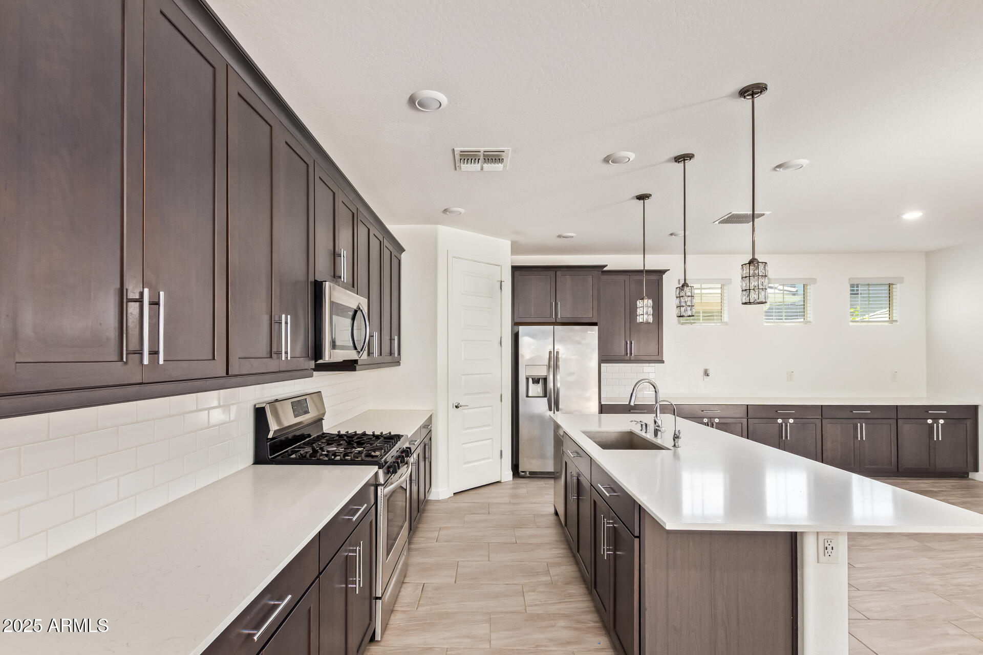 1081 E ARMSTRONG Way