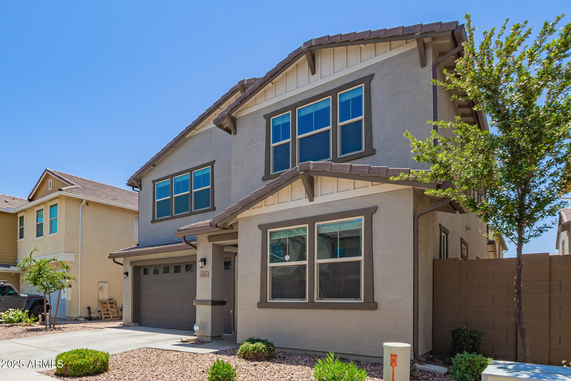 1081 E ARMSTRONG Way