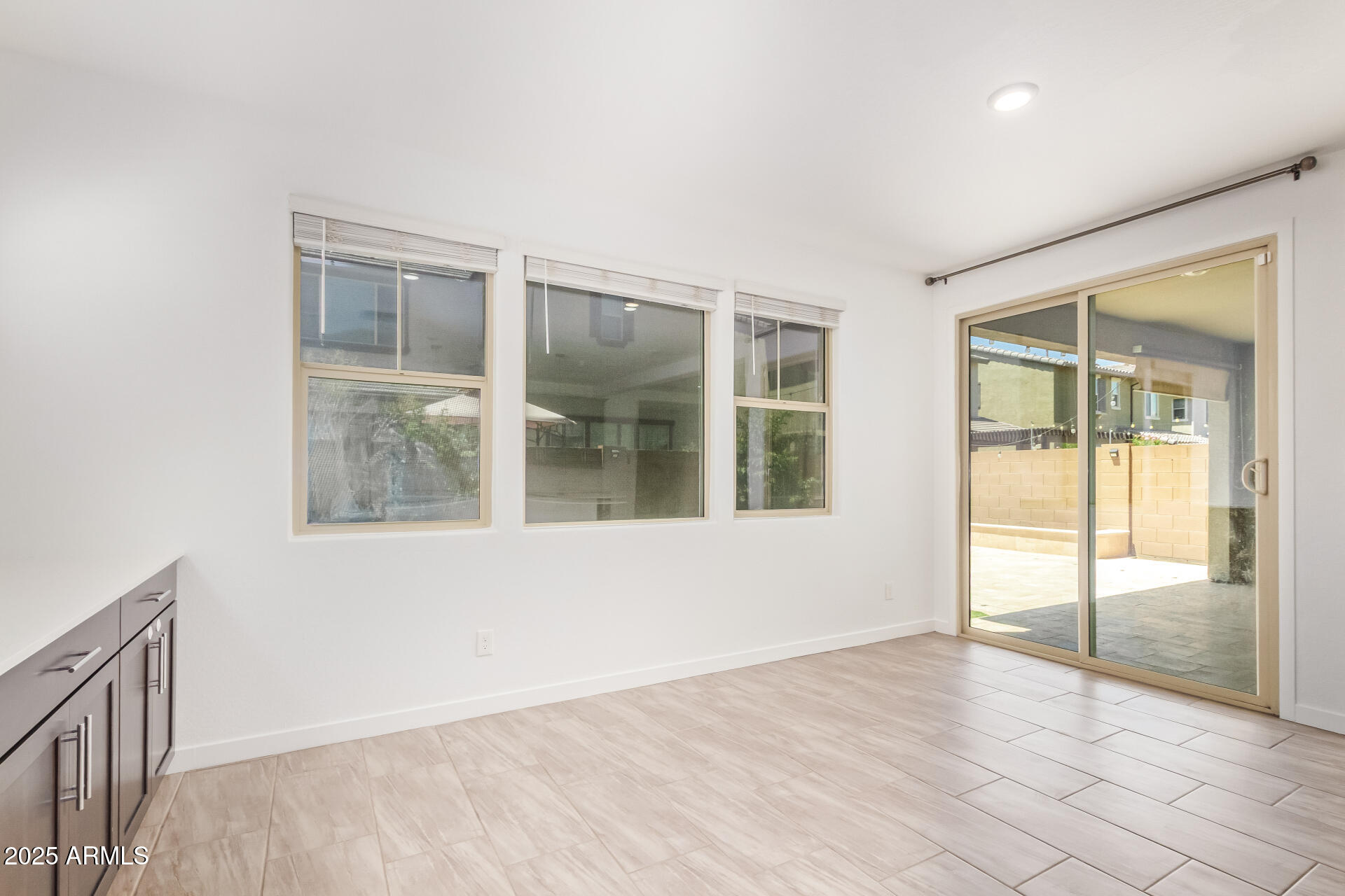 1081 E ARMSTRONG Way