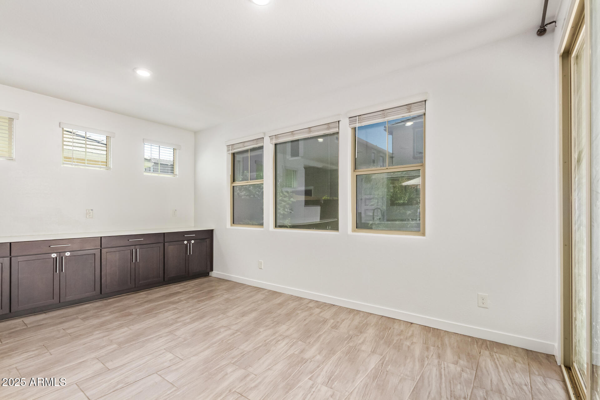 1081 E ARMSTRONG Way