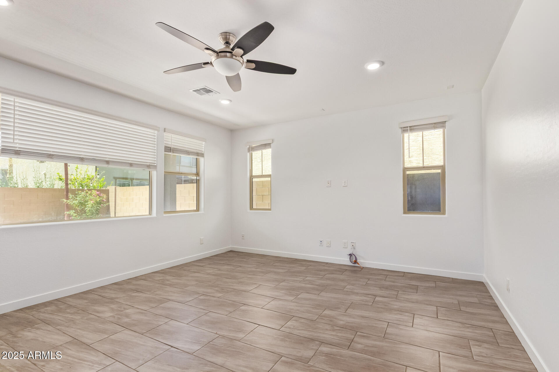 1081 E ARMSTRONG Way