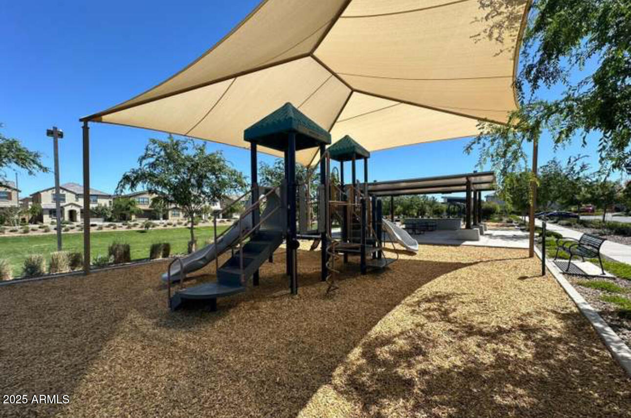 1081 E ARMSTRONG Way