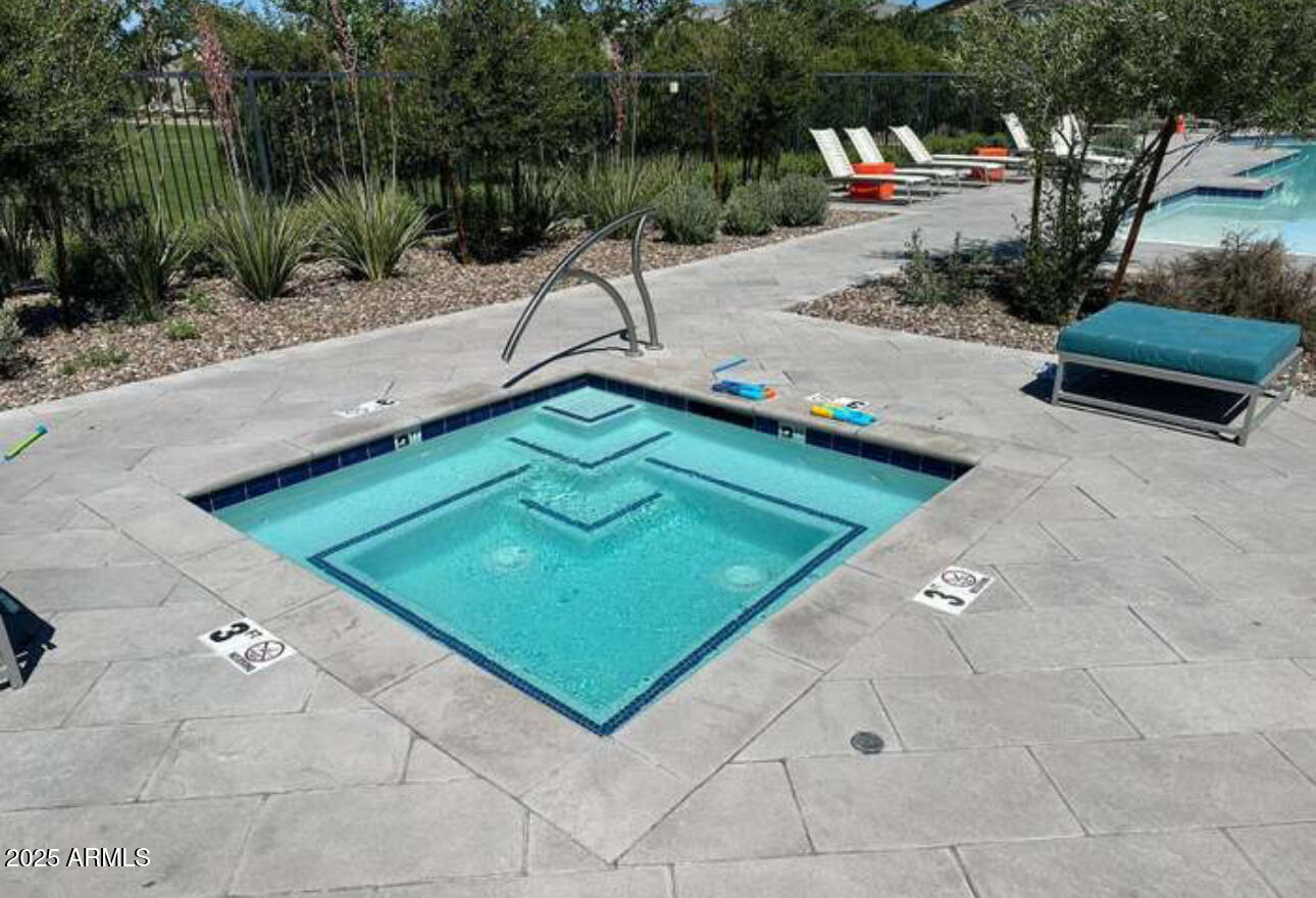 1081 E ARMSTRONG Way