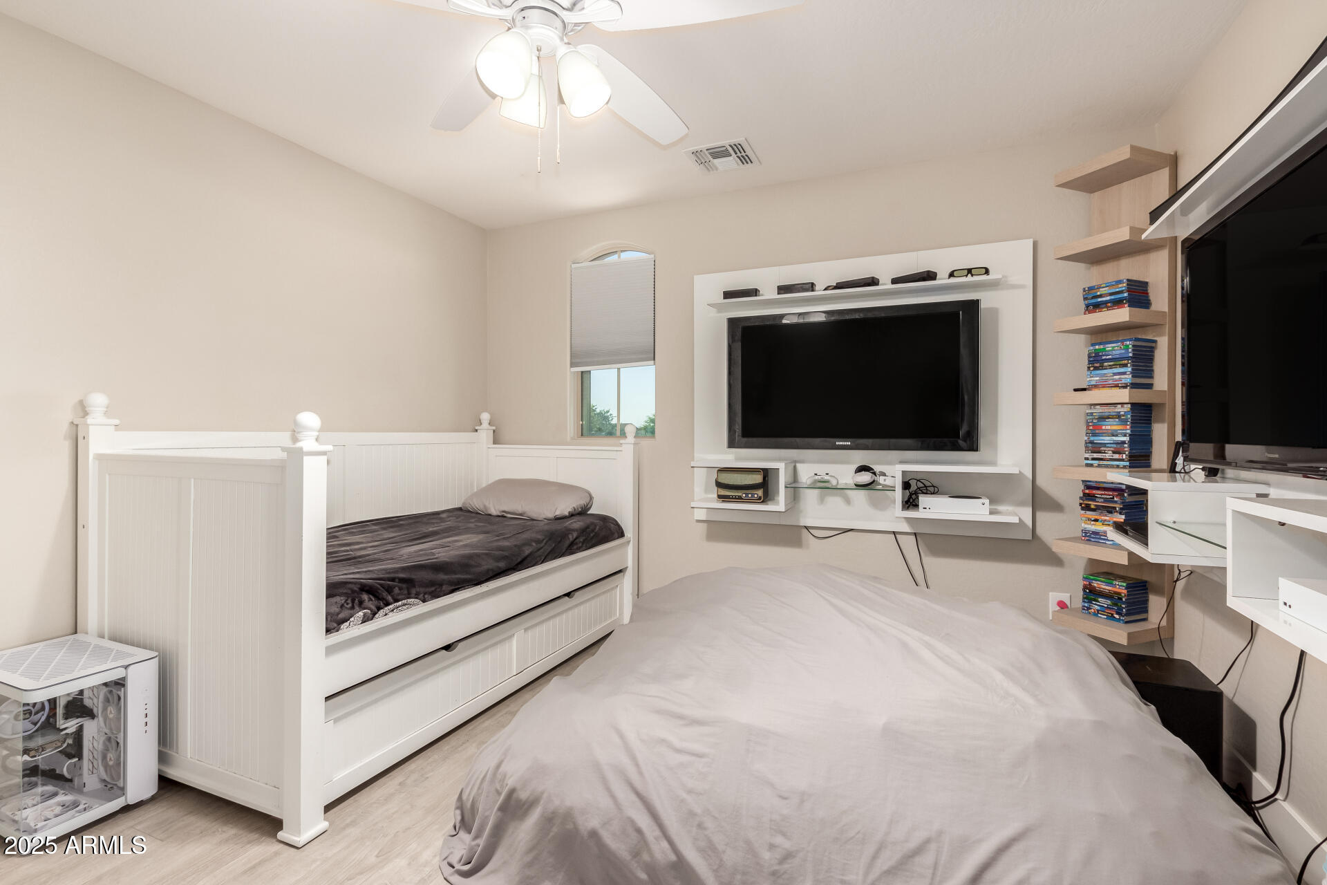 1217 W FEVER TREE Avenue