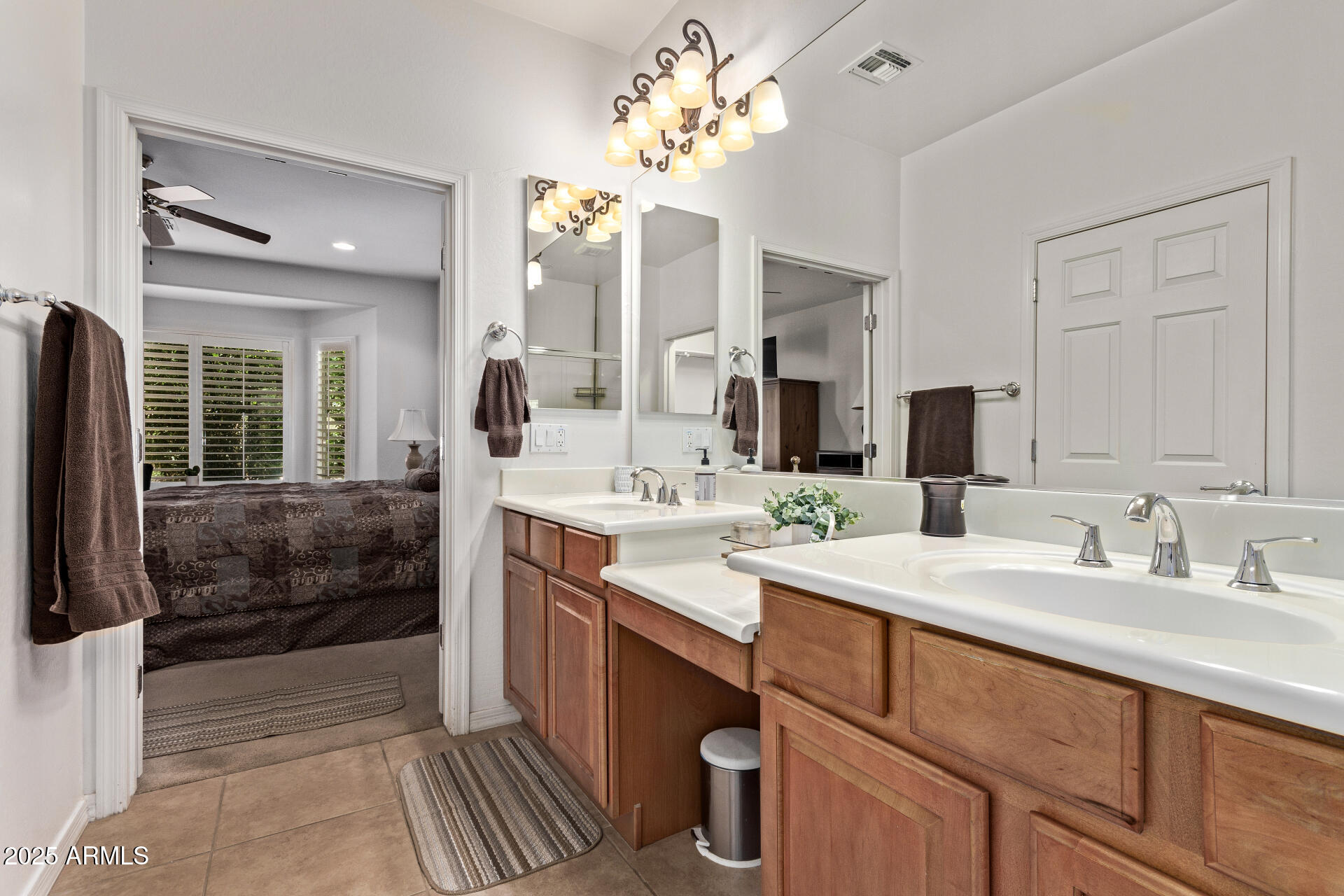 3618 N COLONIAL Court