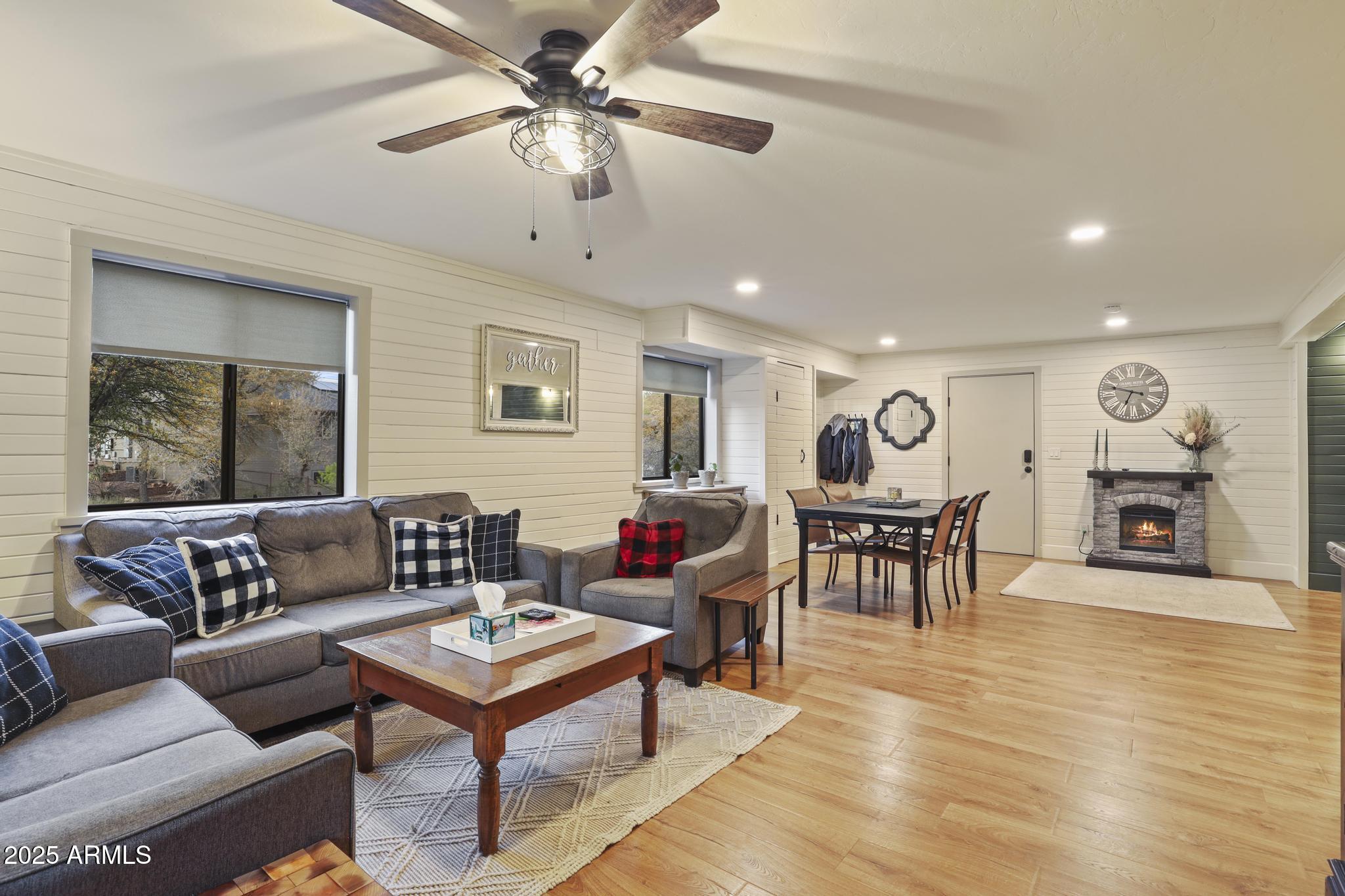 811 S RIDGEWAY Street