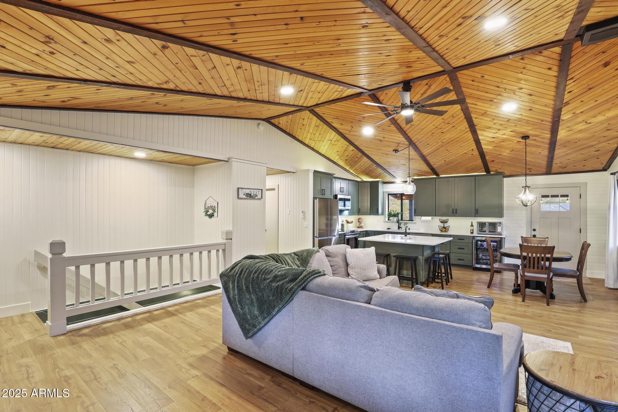 811 S RIDGEWAY Street