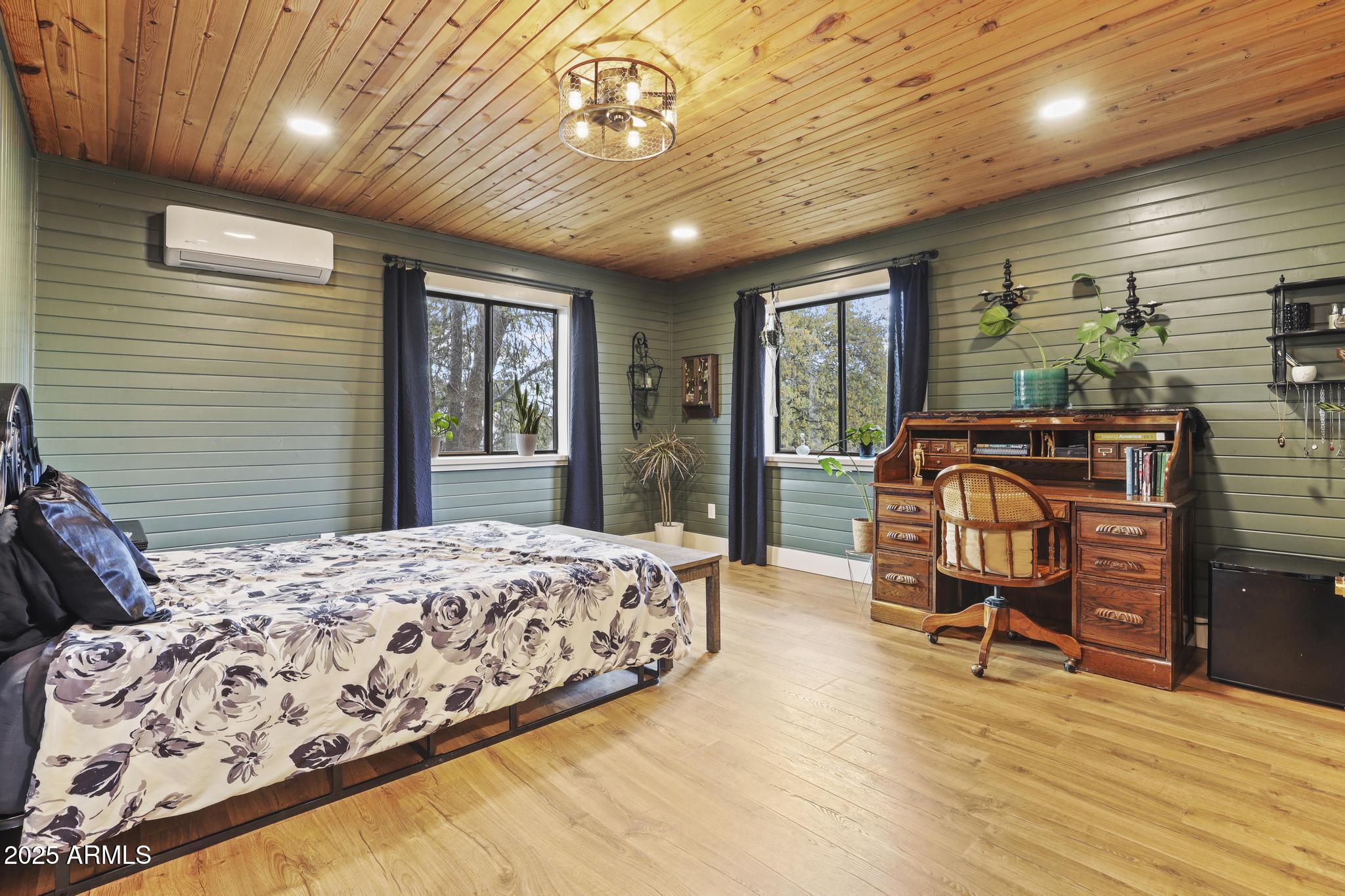 811 S RIDGEWAY Street