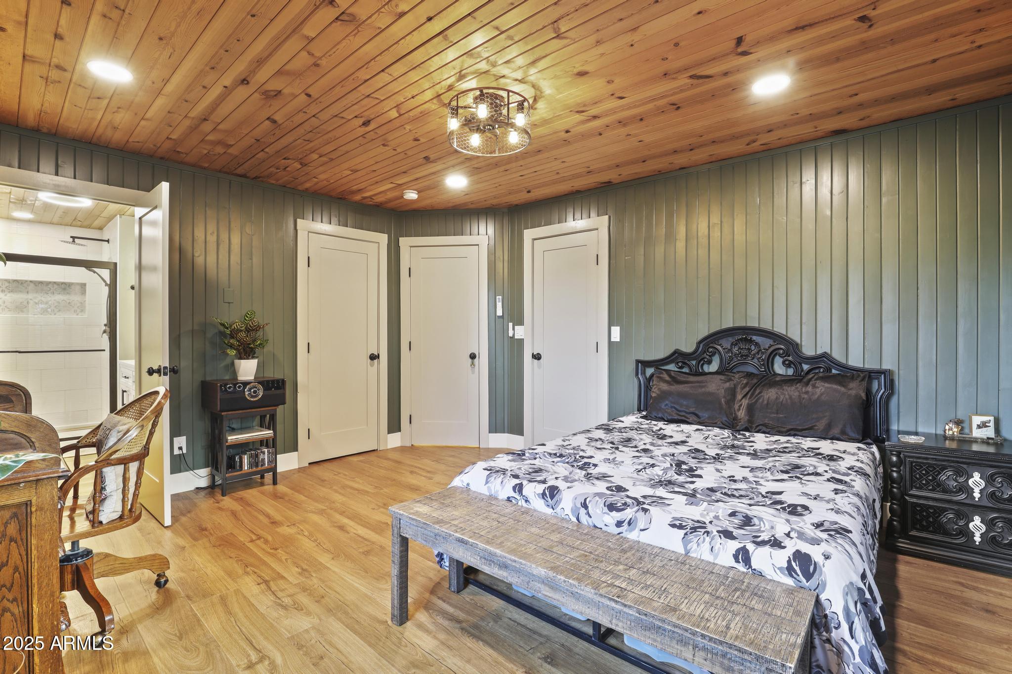 811 S RIDGEWAY Street