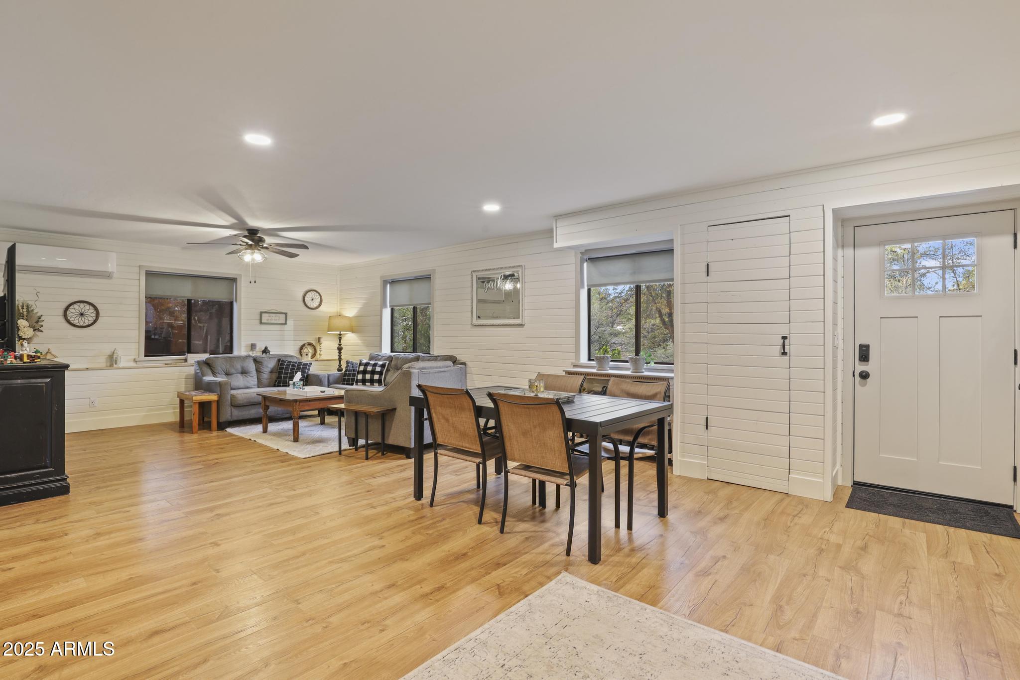 811 S RIDGEWAY Street