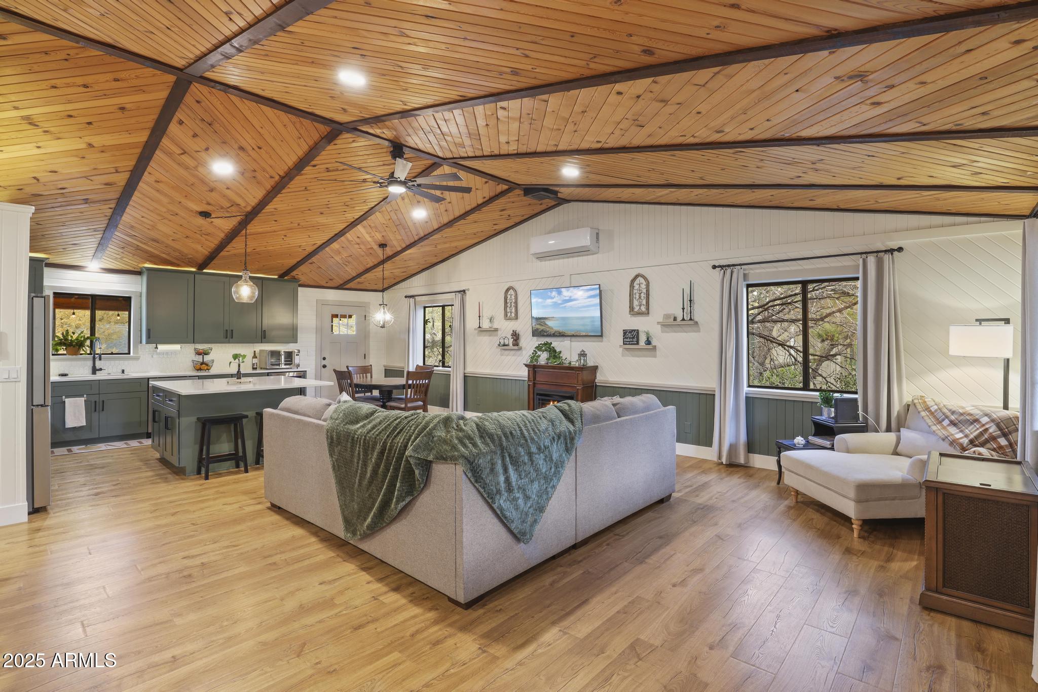 811 S RIDGEWAY Street