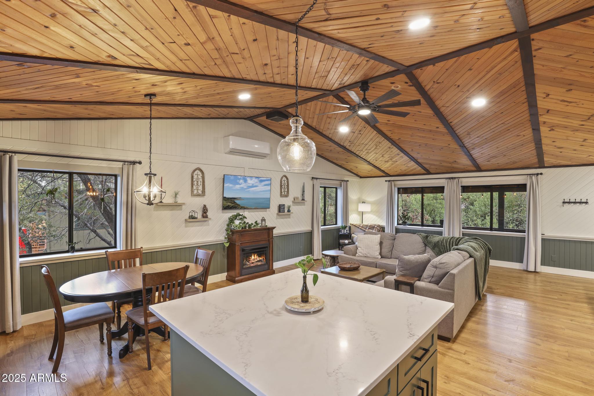 811 S RIDGEWAY Street