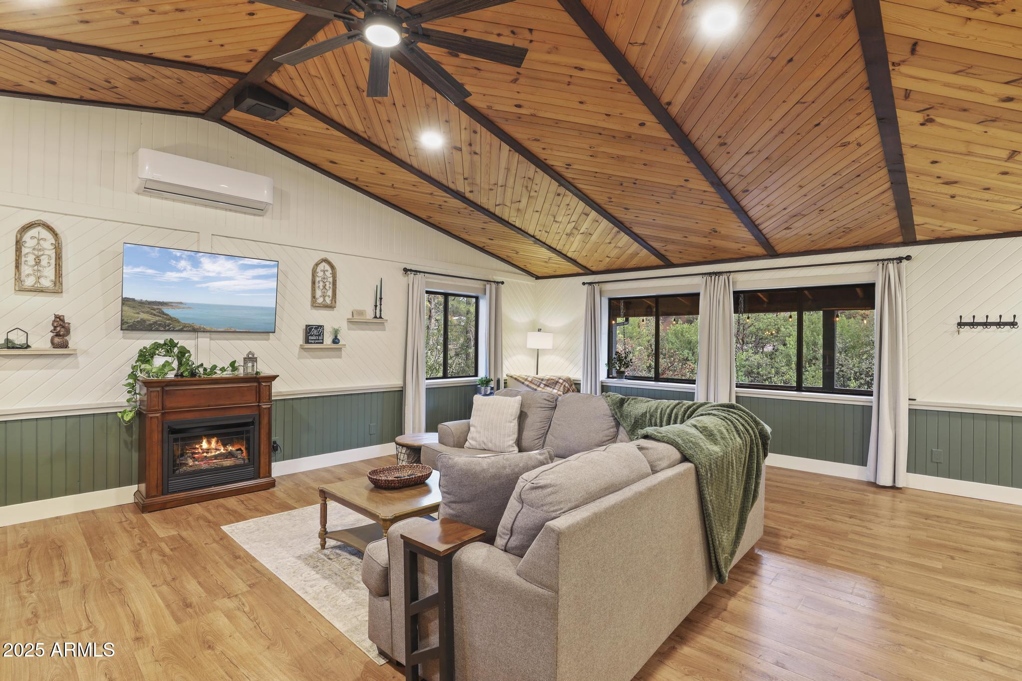 811 S RIDGEWAY Street