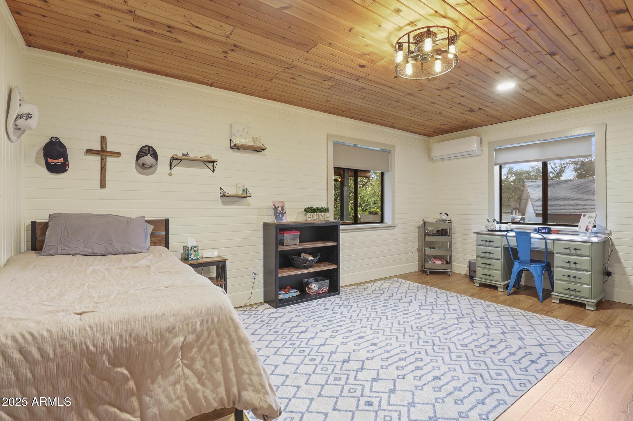 811 S RIDGEWAY Street