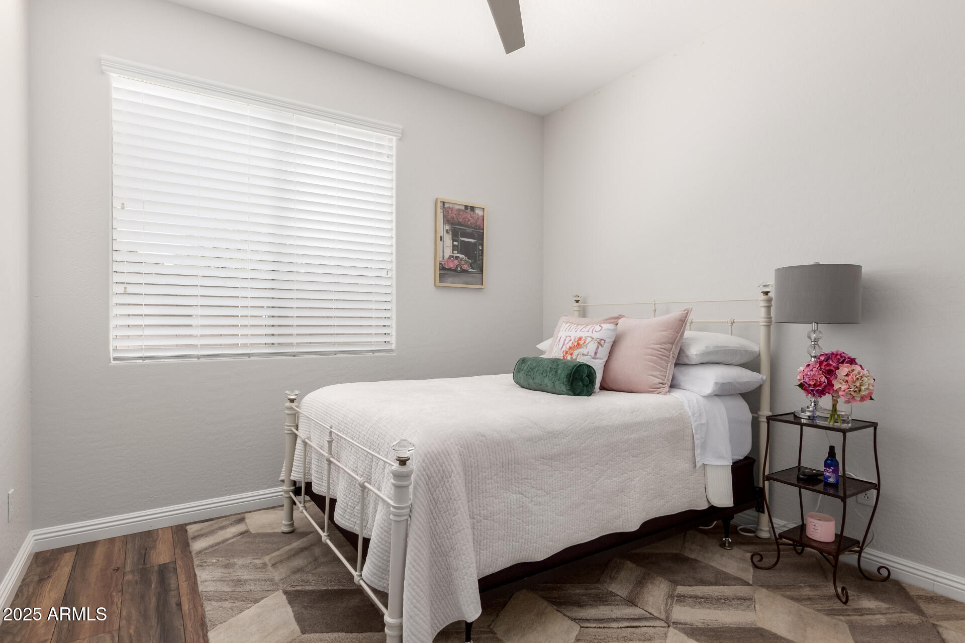 3628 E MEADOWVIEW Drive